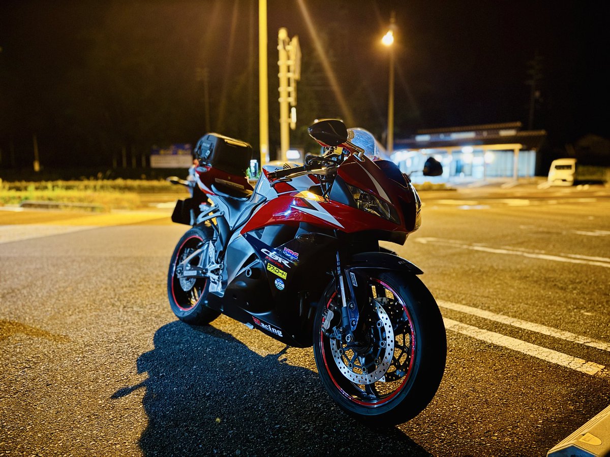 gottu86's tweet photo. 今日は【エフエムつやま】のスタジオまでツーリングしました🏍️
写真はエフエムつやまの駐車場と帰り道の【道の駅くめなん】📸
SSTRに向けた慣らしでした。
＃HONDA
＃PC40
＃CBR600RR
＃無限
＃RSタイチ
＃道の駅くめなん
＃バイク乗りと繋がりたい
＃fmtsuyama https://t.co/cJteDuh20T