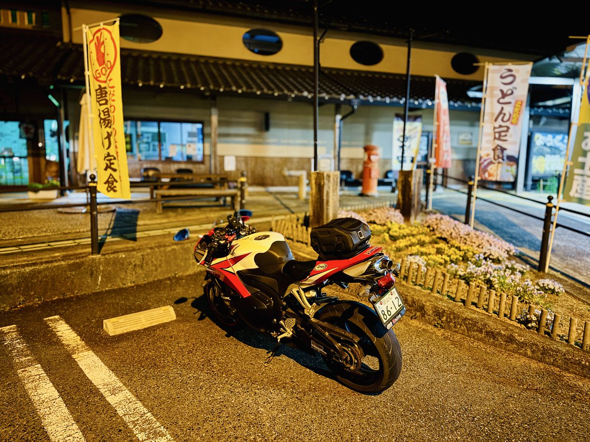 gottu86's tweet photo. 今日は【エフエムつやま】のスタジオまでツーリングしました🏍️
写真はエフエムつやまの駐車場と帰り道の【道の駅くめなん】📸
SSTRに向けた慣らしでした。
＃HONDA
＃PC40
＃CBR600RR
＃無限
＃RSタイチ
＃道の駅くめなん
＃バイク乗りと繋がりたい
＃fmtsuyama https://t.co/cJteDuh20T