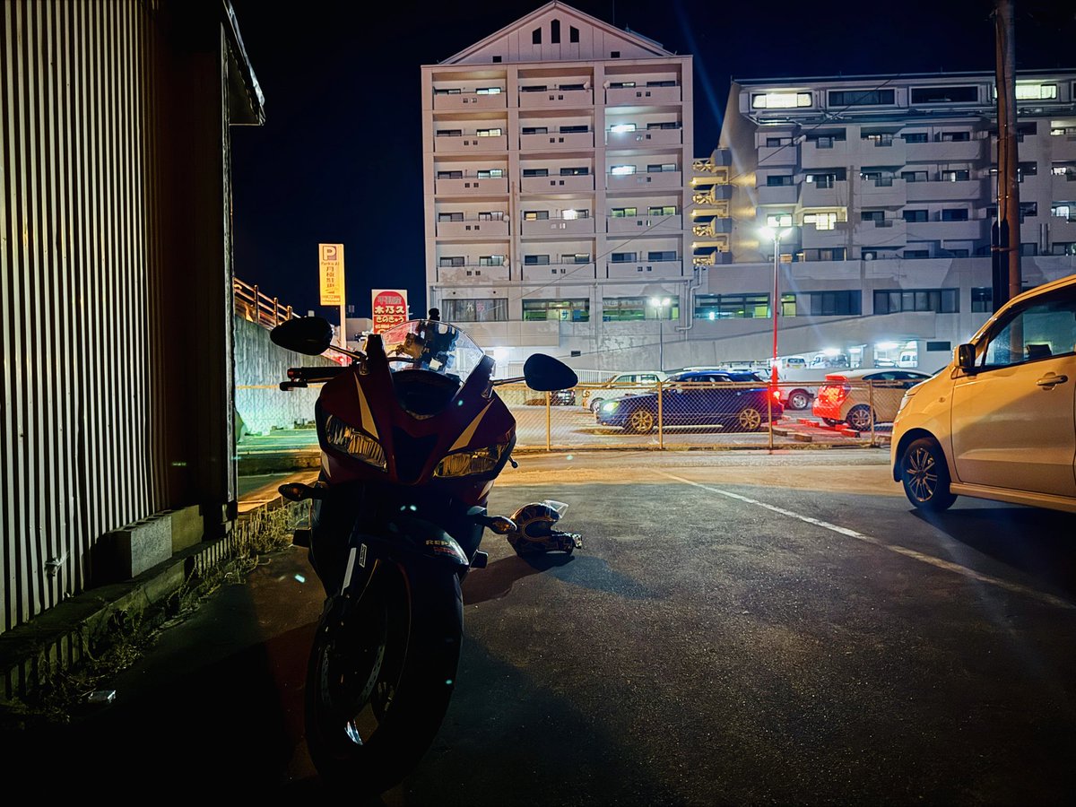 gottu86's tweet photo. 今日は【エフエムつやま】のスタジオまでツーリングしました🏍️
写真はエフエムつやまの駐車場と帰り道の【道の駅くめなん】📸
SSTRに向けた慣らしでした。
＃HONDA
＃PC40
＃CBR600RR
＃無限
＃RSタイチ
＃道の駅くめなん
＃バイク乗りと繋がりたい
＃fmtsuyama https://t.co/cJteDuh20T