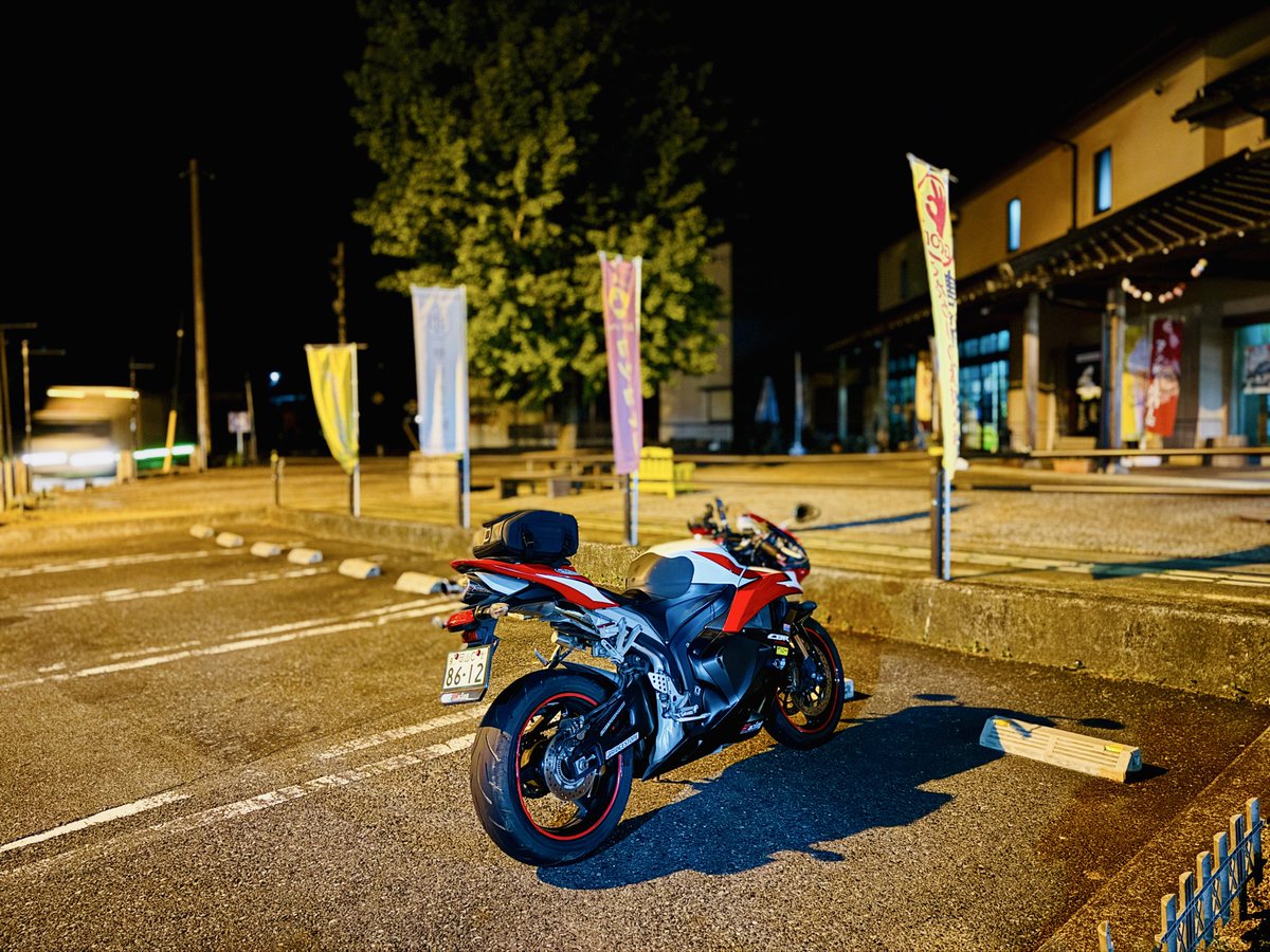 gottu86's tweet photo. 今日は【エフエムつやま】のスタジオまでツーリングしました🏍️
写真はエフエムつやまの駐車場と帰り道の【道の駅くめなん】📸
SSTRに向けた慣らしでした。
＃HONDA
＃PC40
＃CBR600RR
＃無限
＃RSタイチ
＃道の駅くめなん
＃バイク乗りと繋がりたい
＃fmtsuyama https://t.co/cJteDuh20T