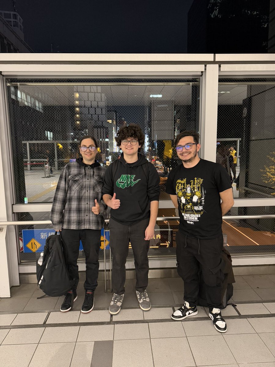 RandallCoto's tweet photo. @DarkAngelMX1 Yo me lo encontré en el tren de Odaiba 🤣 Que grande @DerekBlaz11 , Un saludo a ti y a tu papá también que pasamos un momento muy agradable. https://t.co/ODLYCW27dZ
