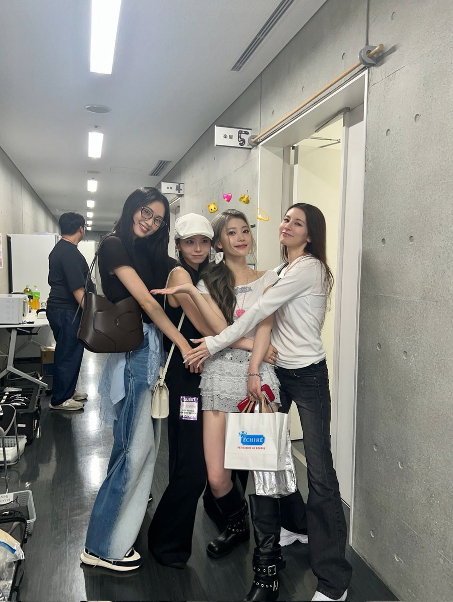 99logs's tweet photo. • Yurina, May, Vivienne and Xiaoting reunited in new pics!
🔗:https://t.co/mtGFyanTjP
#KawaguchiYurina #HirokawaMao #MAY #InabaVivienne #VivienneMiyabi #ShenXiaoting #XIAOTING #KEP1ER #GirlsPlanet999 #GP999 https://t.co/1PE3yzCo4E