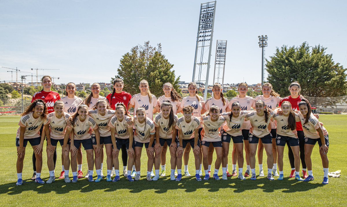 SEFutbolFem's tweet photo. 🤗 Puesta a punto de nuestra #SUB20 en la Ciudad del Fútbol. 

💬 Las palabras del míster: https://t.co/ArLdwhznCR

📸 Galería completa: https://t.co/JCOOZVSUsI

#NuestraBase https://t.co/GHXuS0cSg1
