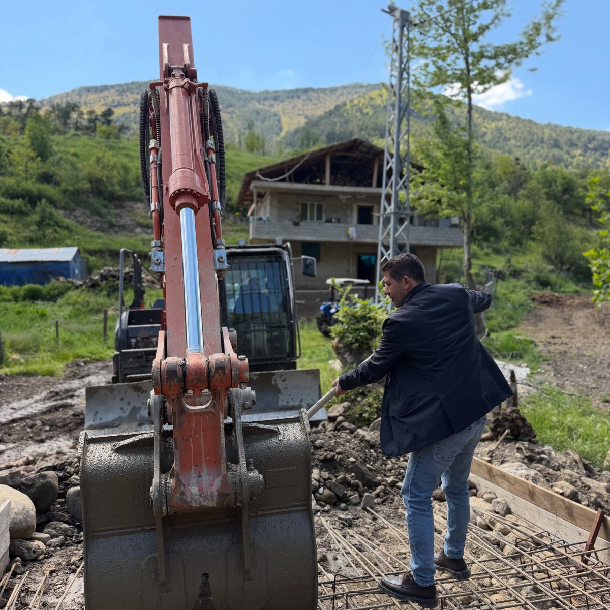 comertozen's tweet photo. 14 Şubat tarihinde yaşanan doğal afet nedeniyle Gürümze Mahallemiz Sarıpınar mevkiinde bulunan eski tahta köprülerimiz selden zarar görmüştü.

Vatandaşlarımızın ulaşımda mağduriyet yaşamaması adına bölgede betonarme köprü çalışmalarımıza başladık. https://t.co/4wrJbW5u9x