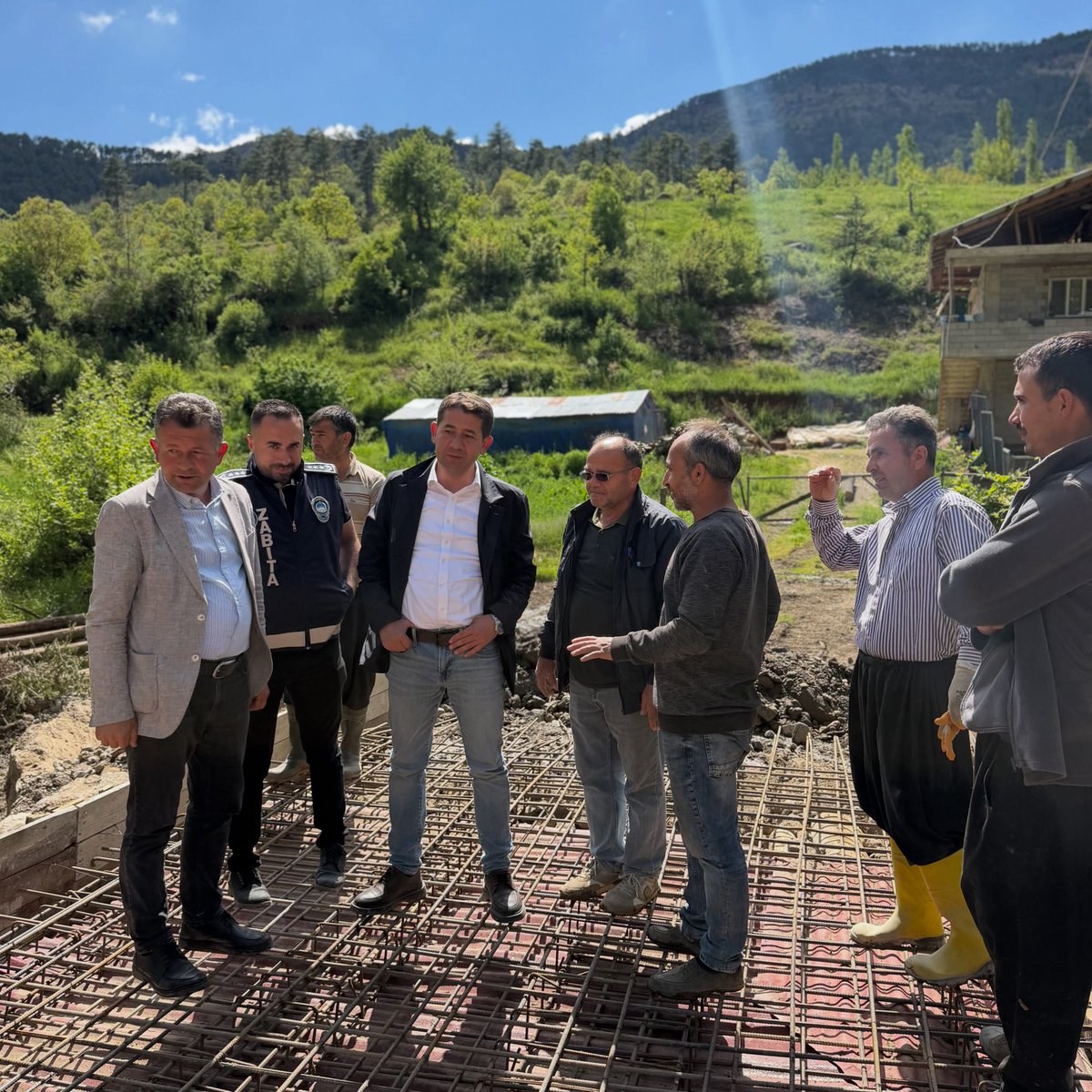 comertozen's tweet photo. 14 Şubat tarihinde yaşanan doğal afet nedeniyle Gürümze Mahallemiz Sarıpınar mevkiinde bulunan eski tahta köprülerimiz selden zarar görmüştü.

Vatandaşlarımızın ulaşımda mağduriyet yaşamaması adına bölgede betonarme köprü çalışmalarımıza başladık. https://t.co/4wrJbW5u9x