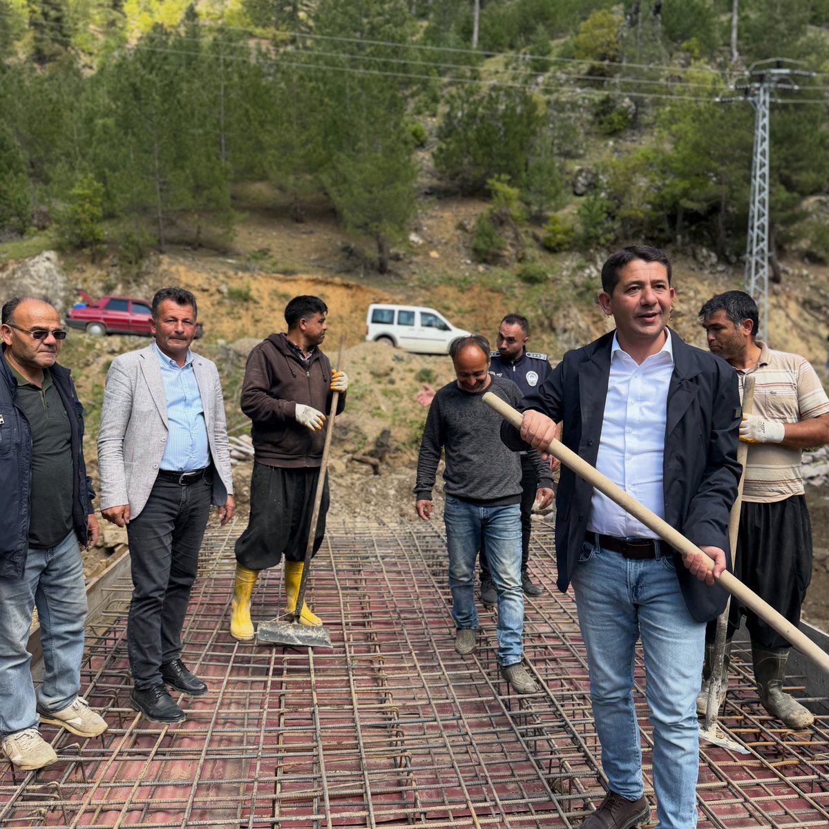 comertozen's tweet photo. Ekiplerimiz tarafından 4 köprümüzün temel betonları atılarak çalışmalarımız aralıksız devam etmektedir.

Çalışmaları yerinde inceleyip hemşehrilerimizle bir araya geldik. Gürümze’mize hayırlı olsun.

#FekeBelediyesi #YolÇalışması https://t.co/Qm46f1bSEc