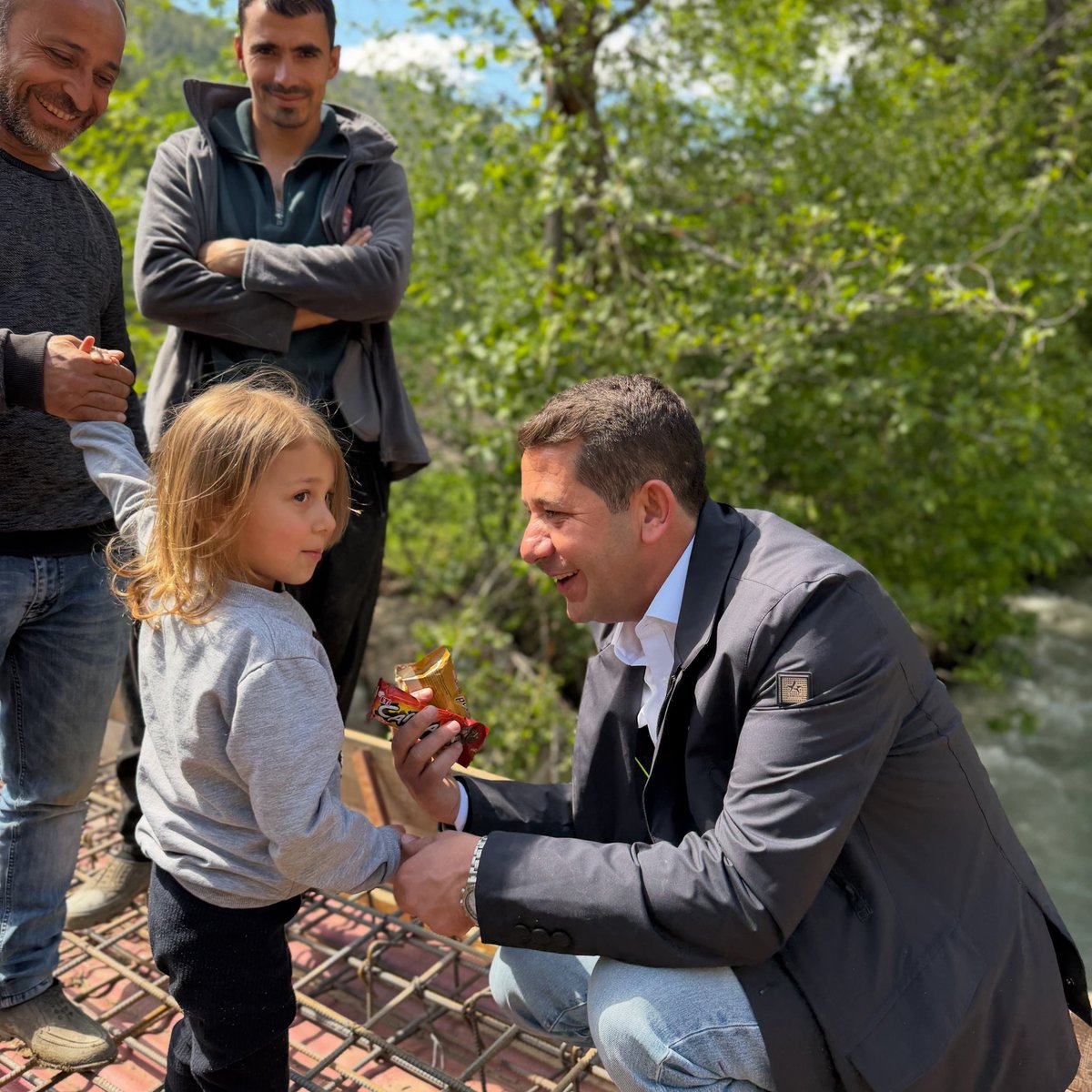 comertozen's tweet photo. Ekiplerimiz tarafından 4 köprümüzün temel betonları atılarak çalışmalarımız aralıksız devam etmektedir.

Çalışmaları yerinde inceleyip hemşehrilerimizle bir araya geldik. Gürümze’mize hayırlı olsun.

#FekeBelediyesi #YolÇalışması https://t.co/Qm46f1bSEc