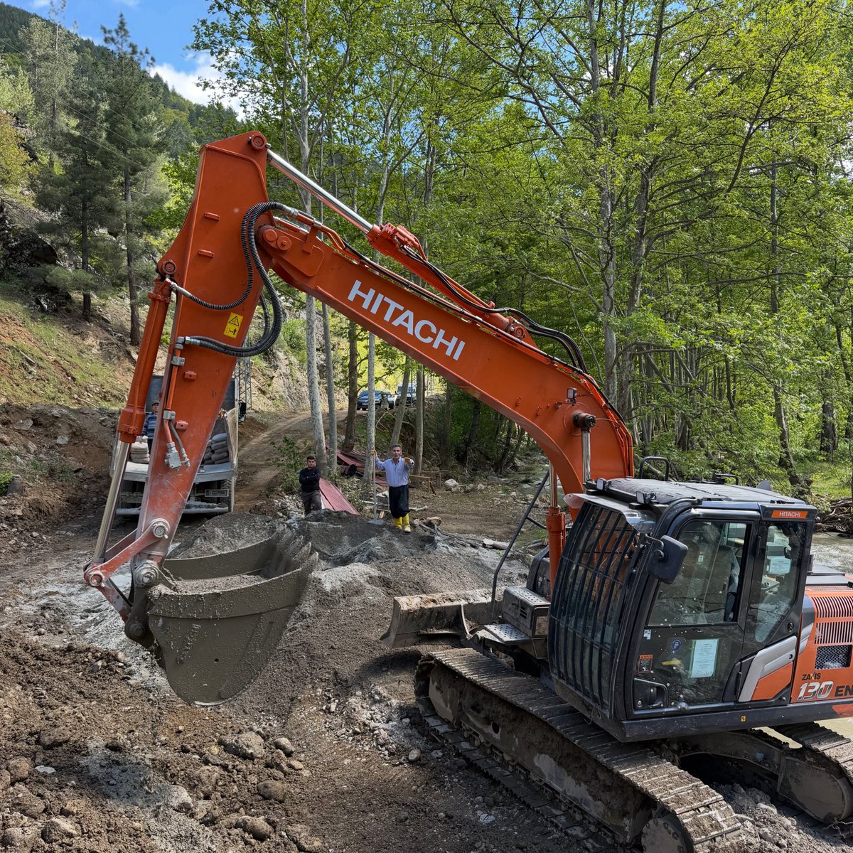 comertozen's tweet photo. Ekiplerimiz tarafından 4 köprümüzün temel betonları atılarak çalışmalarımız aralıksız devam etmektedir.

Çalışmaları yerinde inceleyip hemşehrilerimizle bir araya geldik. Gürümze’mize hayırlı olsun.

#FekeBelediyesi #YolÇalışması https://t.co/Qm46f1bSEc