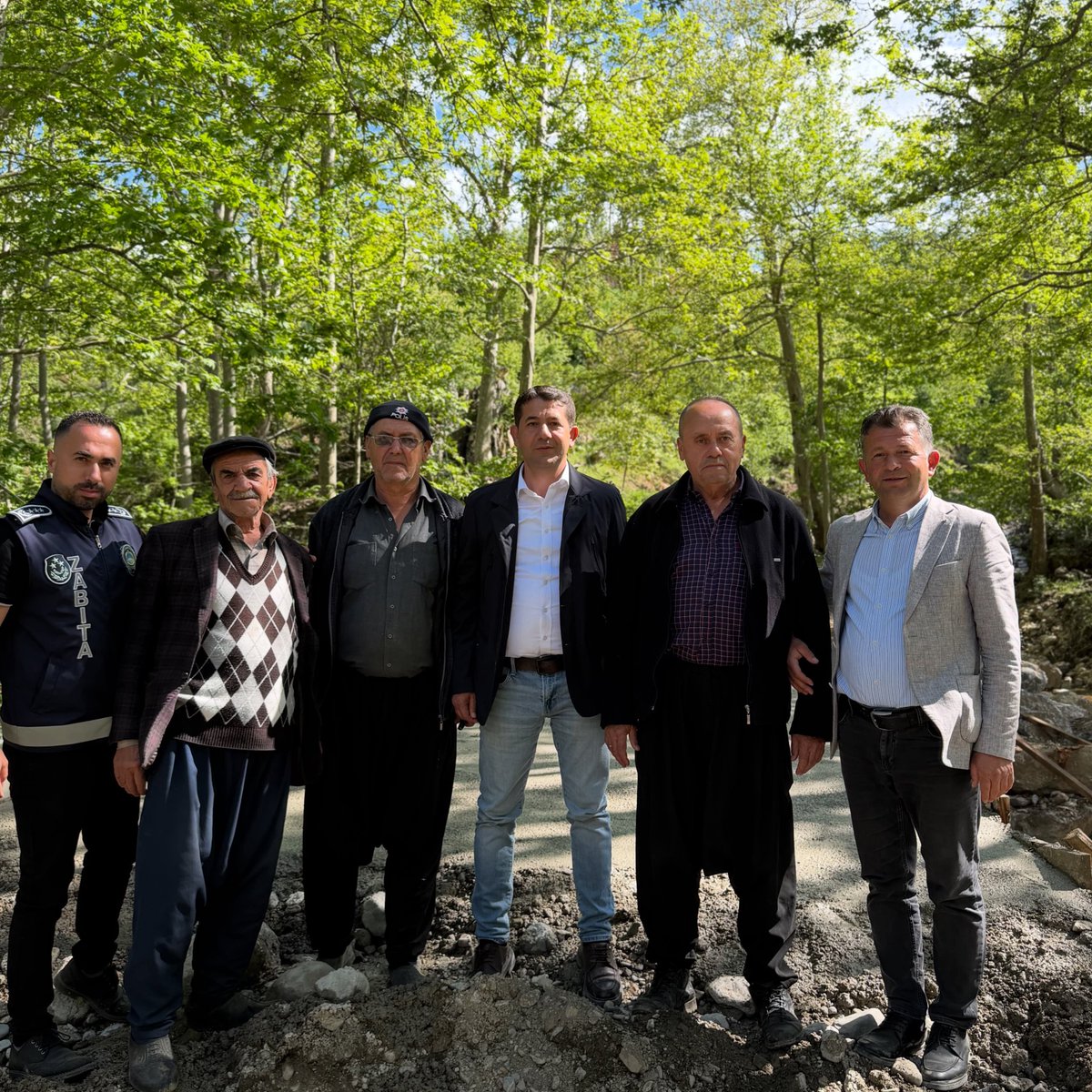 comertozen's tweet photo. Ekiplerimiz tarafından 4 köprümüzün temel betonları atılarak çalışmalarımız aralıksız devam etmektedir.

Çalışmaları yerinde inceleyip hemşehrilerimizle bir araya geldik. Gürümze’mize hayırlı olsun.

#FekeBelediyesi #YolÇalışması https://t.co/Qm46f1bSEc