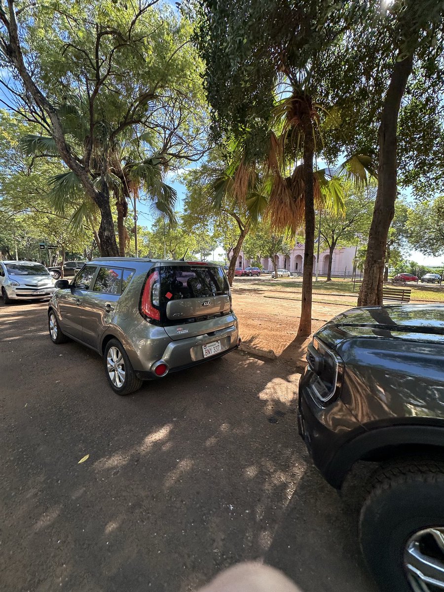 CARLITUS2016's tweet photo. Plaza de Armas frente al Cabildo ahora estacionamiento. Robaron los portones en algunos accesos. @C9NParaguay @sntprensa @UltimaHoracom @ABCTVpy https://t.co/Wnh3tr9s4n