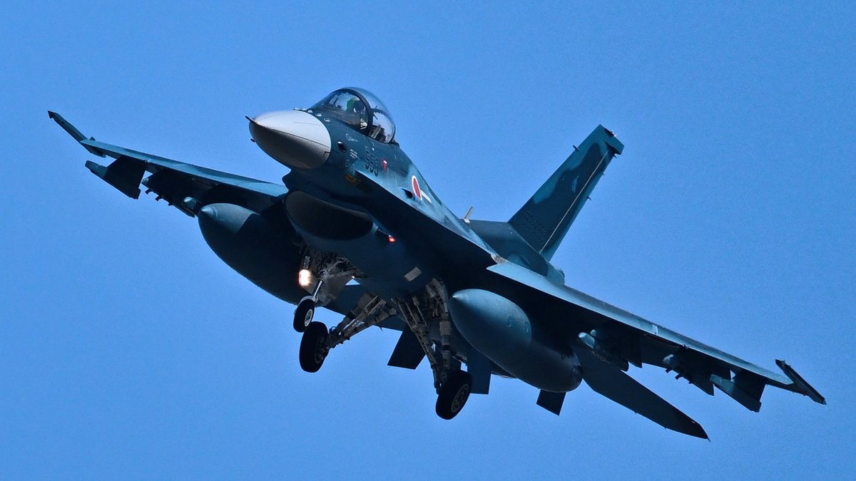 Asusan555's tweet photo. 大好きな3スコ☺️

F-2って増槽付くと、
ちょっと重たそうな雰囲気だけど
個人的にはこれがかっこよくてたまりません。
あー百里いきたい☺

#F2 #航空自衛隊 #横田基地 #横田FSD2026 https://t.co/vgxgNmGXBC
