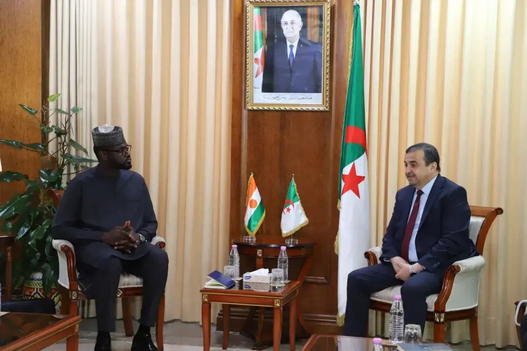 Algerie_aps's tweet photo. #Arkab examine avec une délégation nigérienne le renforcement de la coopération bilatérale dans le secteur des hydrocarbures
🔗https://t.co/KWjm458yWS https://t.co/gi4ec8OVA6
