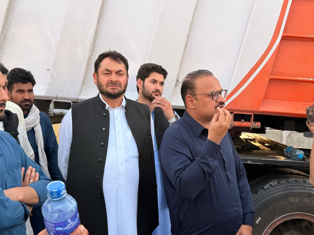 IqbalAfridiPTI's tweet photo. ایم این اے اقبال آفریدی ہزاروں کارکنوں کے ساتھ 26 نمبر چونگی پر عمران خان کی بہنوں اور وزیر اعلیٰ خیبرپختونخوا سہیل آفریدی کے ساتھ موجود ہیں ۔
#ReleaseImranKhan #releaseimrankhan #ImranKhanForNationalUnity #stopmilitaryoperations #PakistanUnderMartialLaw #ImranKhanMedicallyHostage #سائفر_ایک_حقیقت #سائفر_ایک_حقیقت