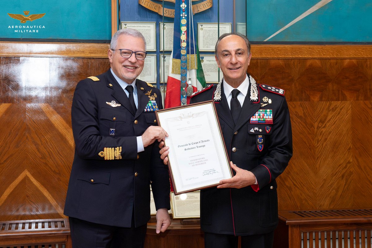 ItalianAirForce's tweet photo. #Roma: oggi a Palazzo Aeronautica, il #CapoSMA, Gen. S.A. Antonio Conserva, ha conferito al Comandante Generale dell’Arma dei Carabinieri, Gen. C.A. Salvatore Luongo, il brevetto di “Osservatore dall’aeroplano ad honorem”.

Maggiori informazioni
➡️https://t.co/zwk2P5ggZD https://t.co/zUBEle0yGa