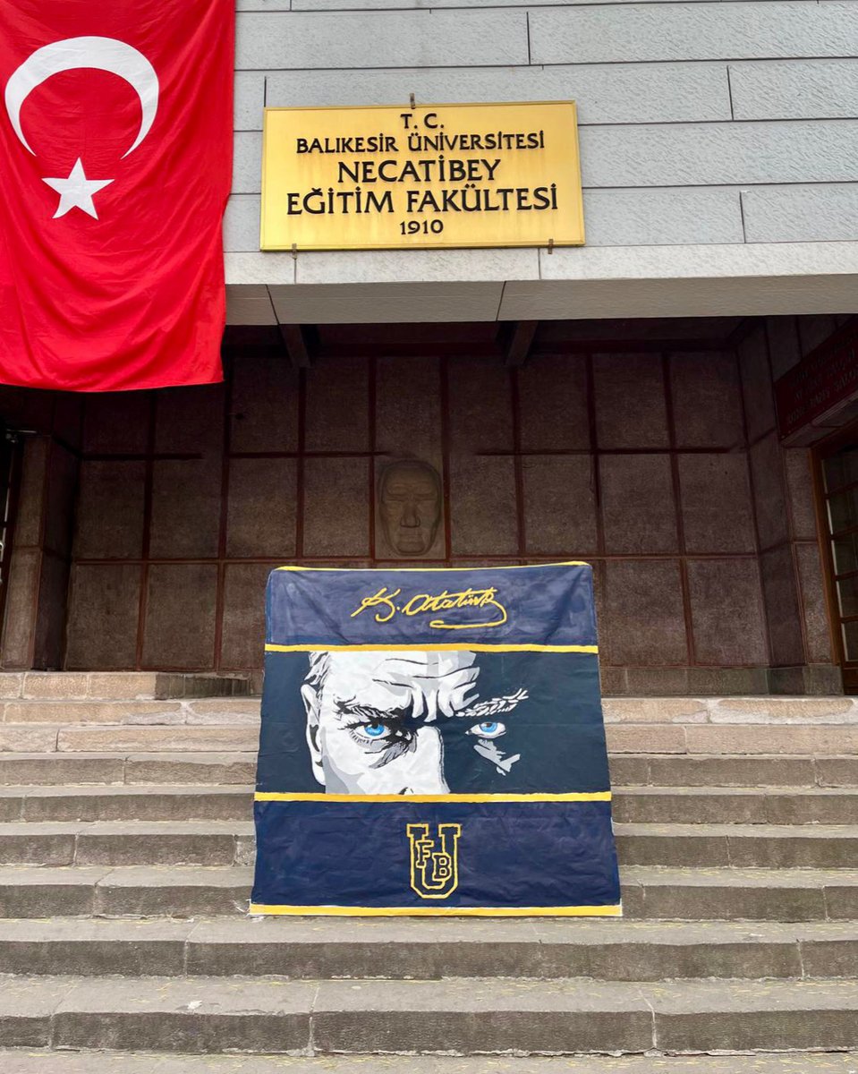 1907unifeb's tweet photo. Bir çift mavi gözün ışığında...

Gazi Mustafa Kemal Atatürk’ün bizlere emanet ettiği bu aziz mirası; istiklâl ruhundan aldığımız güç,  inanç ve kararlılıkla muhafaza edecek, aynı azim ve cesaretle aydınlık yarınlara taşımaya devam edeceğiz. https://t.co/eXUPGw4oSY