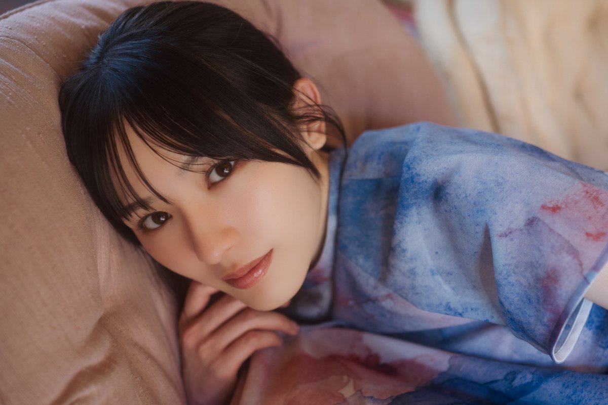 cinemalife_web's tweet photo. 乃木坂46 大越ひなの、“同じ景色の中で、それでも埋もれない存在感”を表現―「B.L.T.」登場

均一に並ぶ風景の中で静かに輪郭を放つ姿や鏡の中で反射しながらも確かな個性を宿す姿――

▼記事はこちら
https://t.co/spEGoiBIMl

#大越ひなの #乃木坂46 https://t.co/tjUXYxjYxm