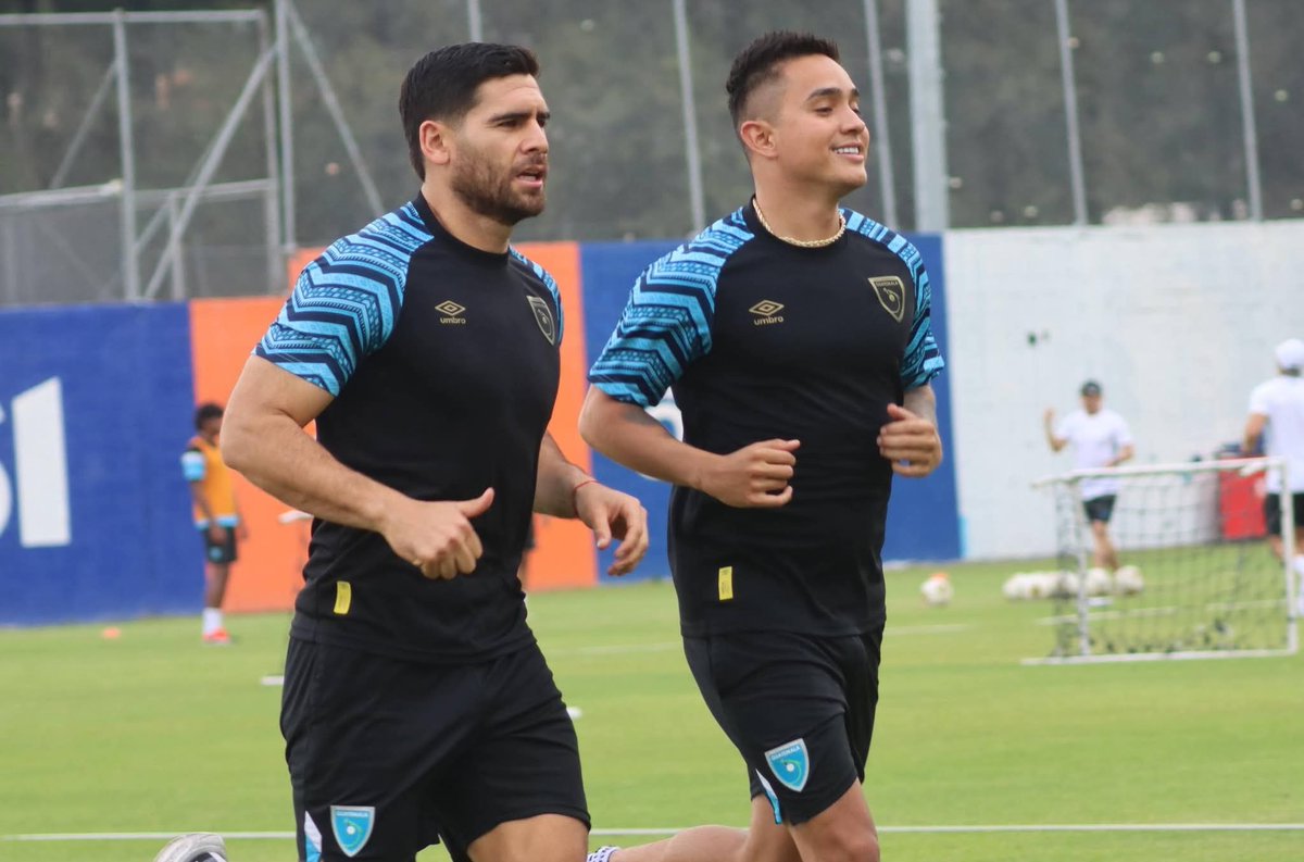 DivisionLiga's tweet photo. LA SELECCIÓN TRABAJA DE CARA A LOS JUEGOS DE FOGUEO.

Con varios elementos Luis Fernando Tena comenzó los entrenos con la Bicolor Nacional, tendrán dos partidos en el mes de junio, antes del mundial.

Deportes Bantrab  #ElFutbolNosUne #FutbolParaLaGente https://t.co/yRDgFS4fNz