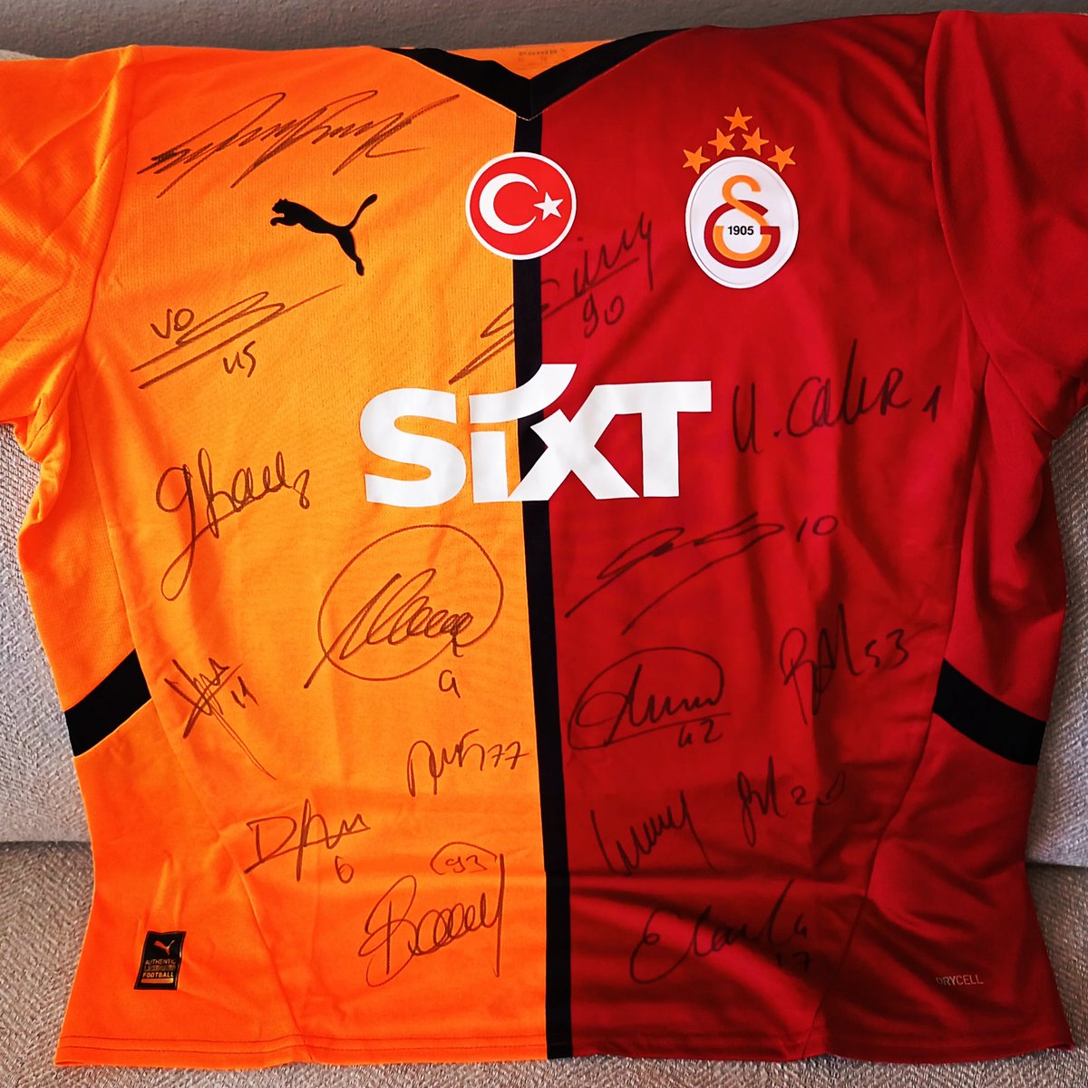 SevdaGala1905's tweet photo. Bu güzel hediye için Galatasaray İdari İşler Sorumlusu Anıl Adalı hocama teşekkür ediyorum.
💛❤️🦁🏆🥇😎🙏
#Galatasaray #galatasarayşampiyon #forma #GsStore #Puma https://t.co/8dmuwni1es
