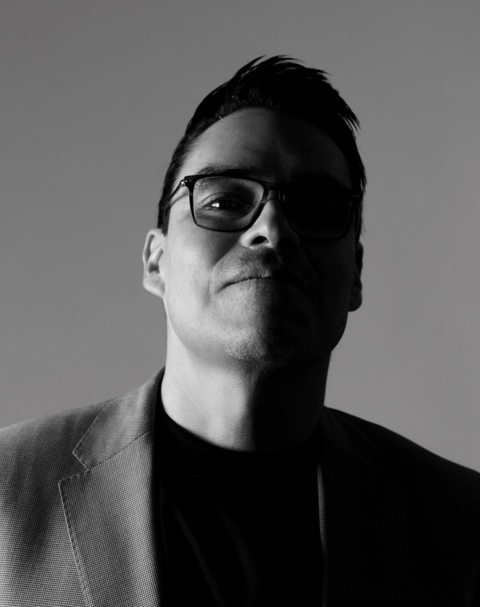 aesquinca's tweet photo. #ElPoderDelSonido 🔊 19 mayo
Con todo mi agradecimiento, amor y respeto le quiero decir lo siguiente:
La realidad en la que usted vive actualmente, es lo que usted está “tolerando”. Sea lo que sea que pase en su vida, usted tiene que tener muy claro que está en el punto más bajo, está en lo que usted ha establecido como el punto más bajo de su vida, usted sólo está aceptando lo que tolera hasta ahora.
Déjeme explicarle un poco más a detalle esto:
Cuando le digo que usted está tolerando y viviendo en el punto más bajo de su vida, significa que de aquí, sólo puede ir hacia arriba, hacia algo mejor.
Usted vive ahora en cierto lugar: una casa, un departamento... usted no puede tolerar vivir en algo menor que eso, usted encontraría la manera de nunca estar por debajo de eso que tiene hoy, usted no puede aumentar su nivel de tolerancia y aceptar algo menor.
Sin embargo, las personas que no tienen una casa o un lugar en dónde vivir, ESE es su estándar mínimo, es lo que ellas toleran (su nivel de tolerancia es muy alto).
SU estándar mínimo es el lugar en donde hoy vive.
Si en este momento, usted tiene por ejemplo, un sueldo de 4 cifras mensuales, ese es su estándar mínimo, es lo que hoy tolera y de ahí, solamente puede ir hacia arriba, hacia incrementarlo. Y cuando su sueldo sea de 5 cifras, ese va a ser su estándar mínimo e igualmente, solo podrá ir hacia arriba, hacia 6, 7, 8 cifras y más.
Esto se logra cambiando su mentalidad y sus creencias respecto a lo que merece y a lo que son sus estándares mínimos.
Usted puede establecer nuevos mínimos en su vida (que serían más altos que los que tiene ahora).
Espero estarme explicando bien, lo que tiene ahora en su vida es el resultado de todas sus decisiones, pensamientos y acciones pasadas y es lo máximo que debe de tolerar. Por favor, reflexione, acepte, convénzase y dese cuenta de que allá afuera hay un mundo de posibilidades nuevas y de que usted tiene el potencial de acceder a ellas mediante sus aspiraciones, sus sueños, sus metas… Baje su nivel de tolerancia, suba sus estándares mínimos, establezca para usted mismo el no tolerar nada menor a lo que tiene ahora en su vida y poco a poco, con un plan bien definido, con una fecha límite, con buenos hábitos y acciones, irá subiendo sus estándares mínimos.
Nunca vaya hacia atrás.
GURUR BRAHMA 🙏🏻📿