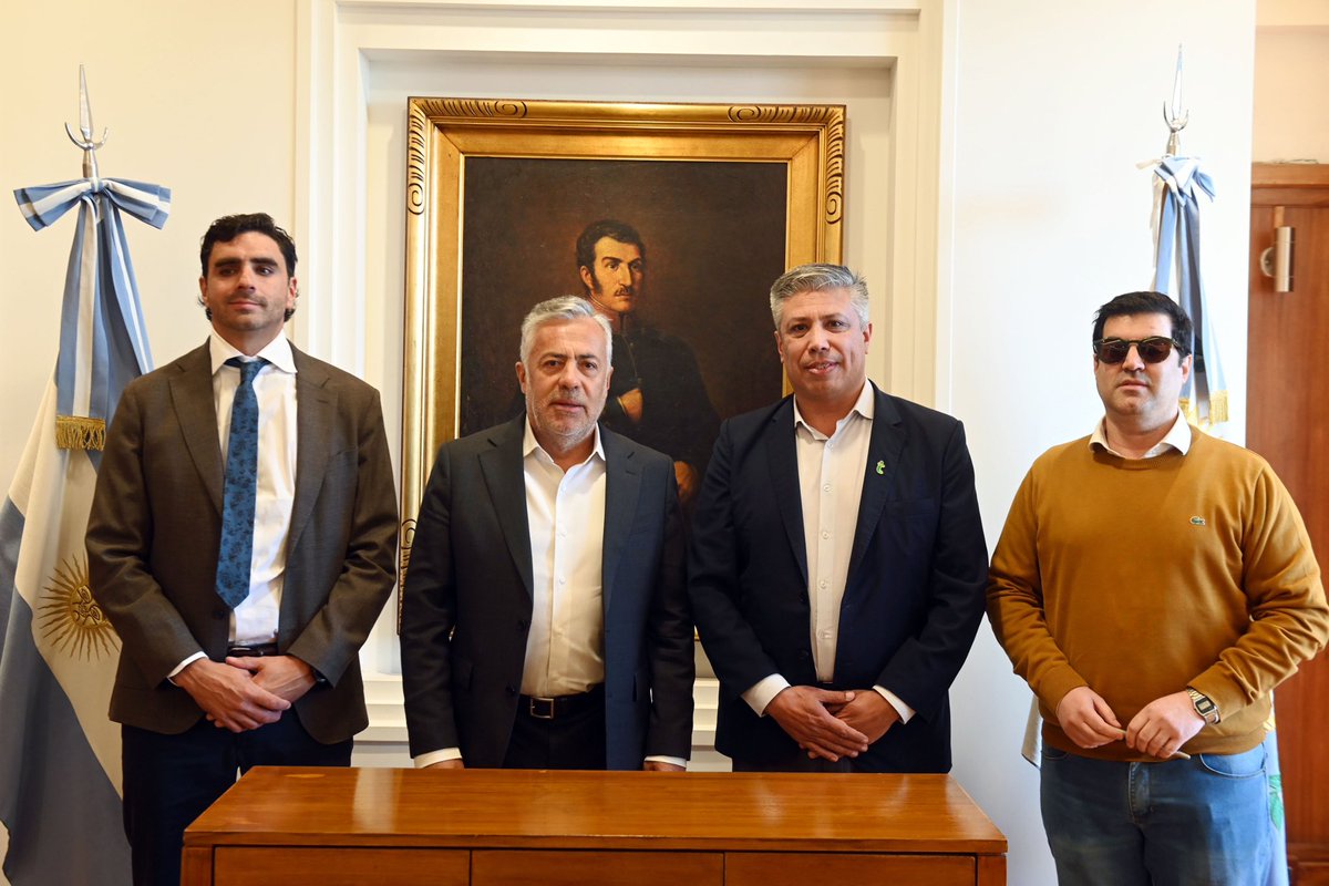 alfredocornejo's tweet photo. Hoy, junto al intendente de Tupungato, Gustavo Aguilera, firmamos una nueva escritura pública en el marco de este programa que impulsamos junto a los municipios para que más mendocinos puedan acceder al título de propiedad de su hogar.

Seguimos avanzando con la regularización dominial en Mendoza, una herramienta que brinda seguridad jurídica y tranquilidad a muchas familias que durante años no pudieron acceder a la escritura de su vivienda.