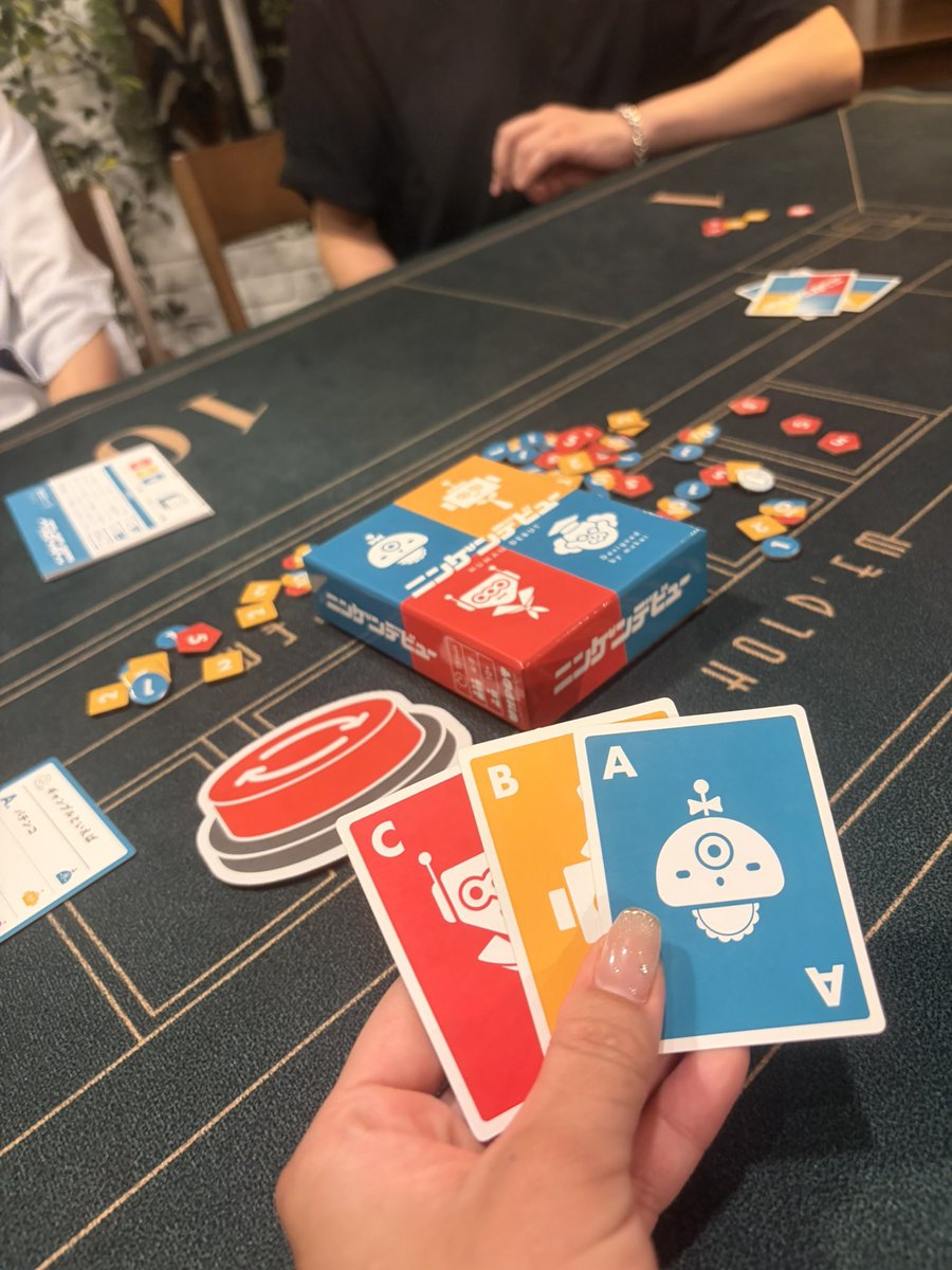 GoodPeanuts_'s tweet photo. トナメ後はボードゲーム。
いつもお世話になっているUNPOTさん@UNPOT_GameLab たちが制作したボードゲーム
『ニンゲンデビュー』、面白い！
ワイワイできるパーティゲームのはずが、ポーカープレイヤーが遊ぶと読み合いが始まって大白熱🔥
今週末、ゲムマ出展だそうです！
ぜひ遊んでみてください☺️✨ https://t.co/Bb7SwrvLTr
