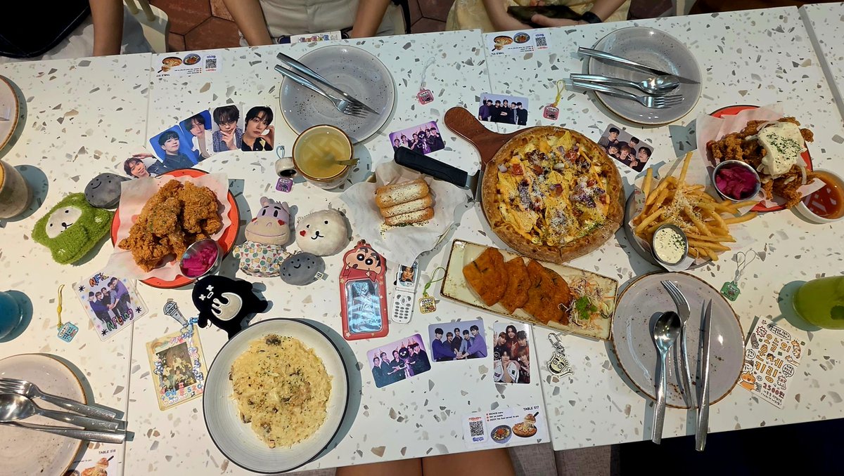 roll2utopia's tweet photo. dinner with fellow SG N.Fias last night to celebrate #NFlying11thAnniversary ! 🍕🍗 a pity that there wasn't sweet potato pizza here 😅 but we had a great time catching up as always! 😍❤️ 엔플라잉이처럼 80살까지 함께 하자 우리 🥰🫶🏻
#엔플라잉_11주년이_피었습니다 https://t.co/ZQvMyLZUXT