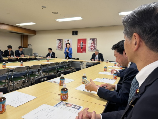 aoyamashigeharu's tweet photo. わたしなりに懸命に働きかけ、久方ぶりに、拉致被害者とは未認定の同胞のお話を聴ける機会をつくれそうです。

写真は、自由民主党本部で開かれた拉致問題対策本部です。

拉致事件は、政府が認定した17人の被害者のうち5人しか帰国されていないという問題に加えて、北朝鮮による拉致としか考えようがないにもかかわらず、認定されないまま事実上、放置されているに等しい同胞、はらからが数多くいらっしゃるという、これもあまりにも深刻な問題が存在します。

ところが党の拉致対に、この未認定の被害者を救うために努力を重ねてこられたかたがたが、招かれることも無い状態が続いてきました。

帰国できないままの認定被害者のご家族と同じく、未認定の被害者のご家族の苦しみ、悲しみも、来る日も来る日もどんなにか深く重なっているか、同じ日本人であれば、かならず、分かってくださると思います。