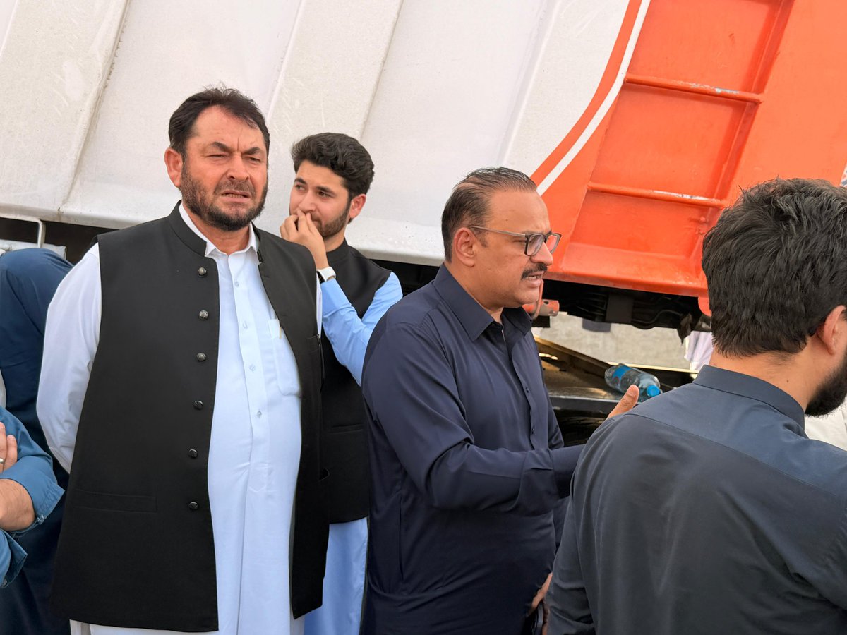 IqbalAfridiPTI's tweet photo. ایم این اے اقبال آفریدی ہزاروں کارکنوں کے ساتھ 26 نمبر چونگی پر عمران خان کی بہنوں اور وزیر اعلیٰ خیبرپختونخوا سہیل آفریدی کے ساتھ موجود ہیں ۔ #ReleaseImranKhan #releaseimrankhan #ImranKhanForNationalUnity #stopmilitaryoperations #PakistanUnderMartialLaw #ImranKhanMedicallyHostage #سائفر_ایک_حقیقت