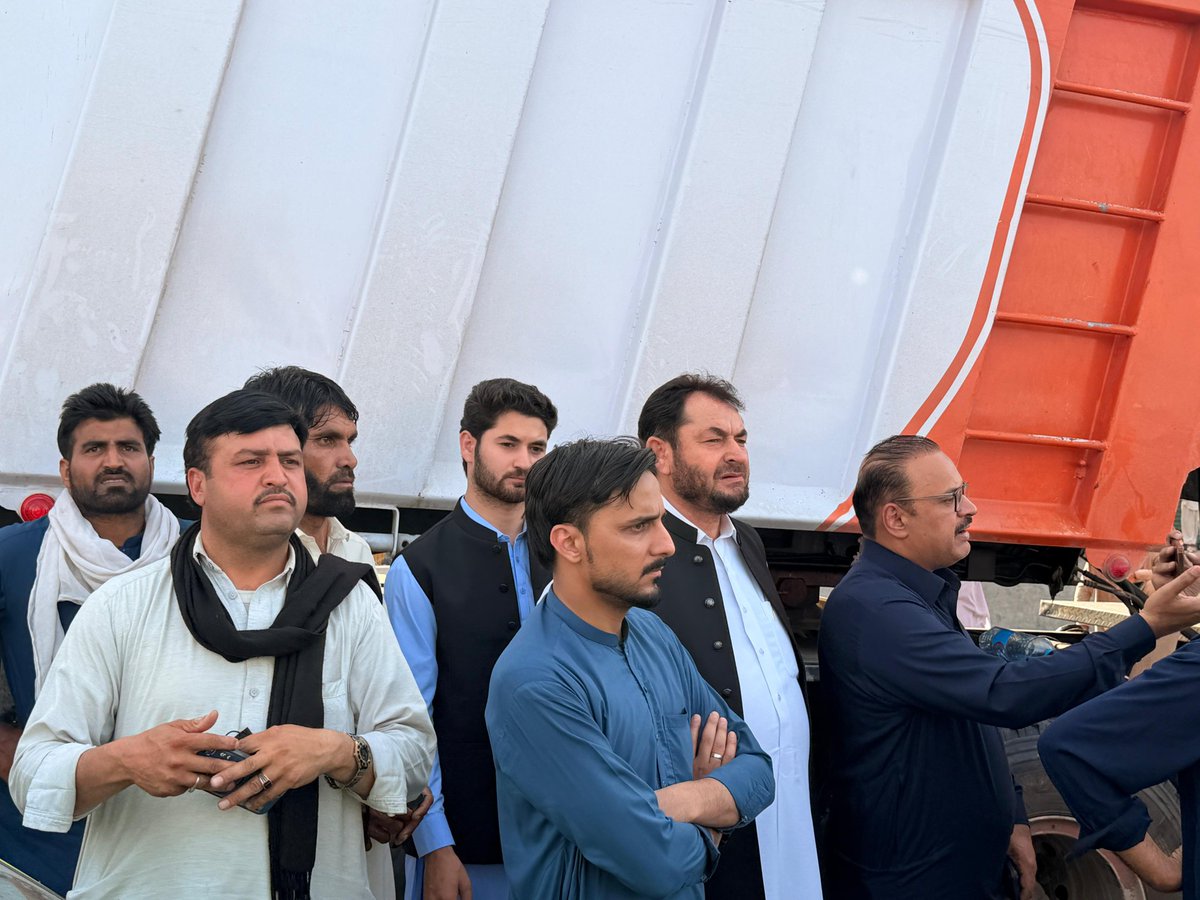 IqbalAfridiPTI's tweet photo. ایم این اے اقبال آفریدی ہزاروں کارکنوں کے ساتھ 26 نمبر چونگی پر عمران خان کی بہنوں اور وزیر اعلیٰ خیبرپختونخوا سہیل آفریدی کے ساتھ موجود ہیں ۔ #ReleaseImranKhan #releaseimrankhan #ImranKhanForNationalUnity #stopmilitaryoperations #PakistanUnderMartialLaw #ImranKhanMedicallyHostage #سائفر_ایک_حقیقت