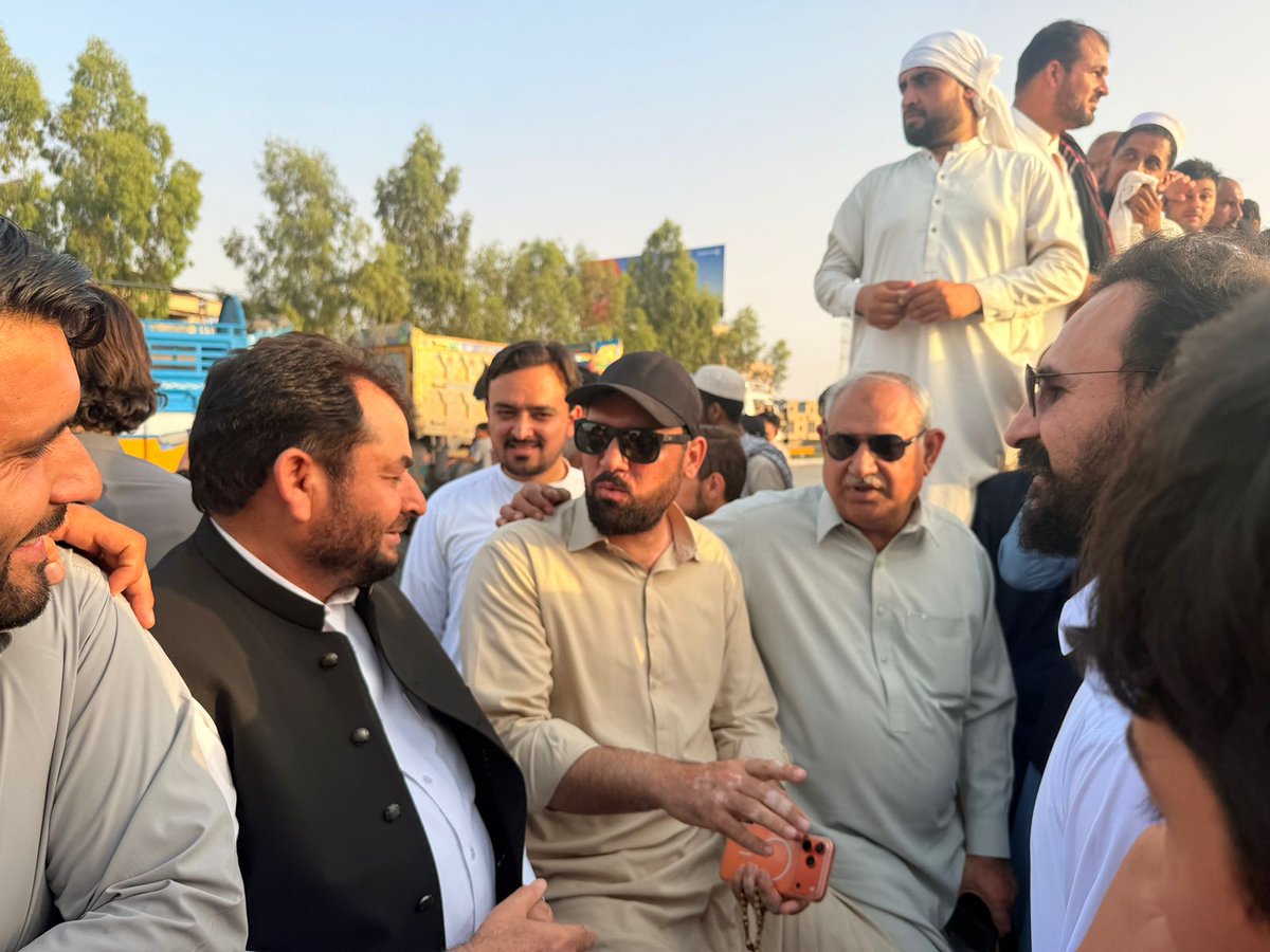 IqbalAfridiPTI's tweet photo. ایم این اے اقبال آفریدی ہزاروں کارکنوں کے ساتھ 26 نمبر چونگی پر عمران خان کی بہنوں اور وزیر اعلیٰ خیبرپختونخوا سہیل آفریدی کے ساتھ موجود ہیں ۔ #ReleaseImranKhan #releaseimrankhan #ImranKhanForNationalUnity #stopmilitaryoperations #PakistanUnderMartialLaw #ImranKhanMedicallyHostage #سائفر_ایک_حقیقت