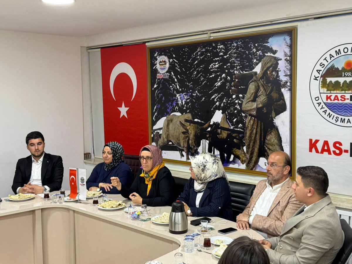 salihademirer's tweet photo. KASDER Genel Merkezi’nde genç kardeşlerimizle bir araya geldik.

Kastamonu’nun köklü mirasını geleceğe taşıyacak en güçlü unsurun; kültürüne sahip çıkan, aidiyet duygusu taşıyan ve yaşadığı şehre değer katma iradesi gösteren gençler olduğuna inanıyoruz.

Bu anlamlı buluşmaya ev sahipliği yapan KASDER Genel Merkezi’ne (@kasdergm1) ve katılımlarıyla programa değer katan tüm genç kardeşlerimize teşekkür ediyorum.