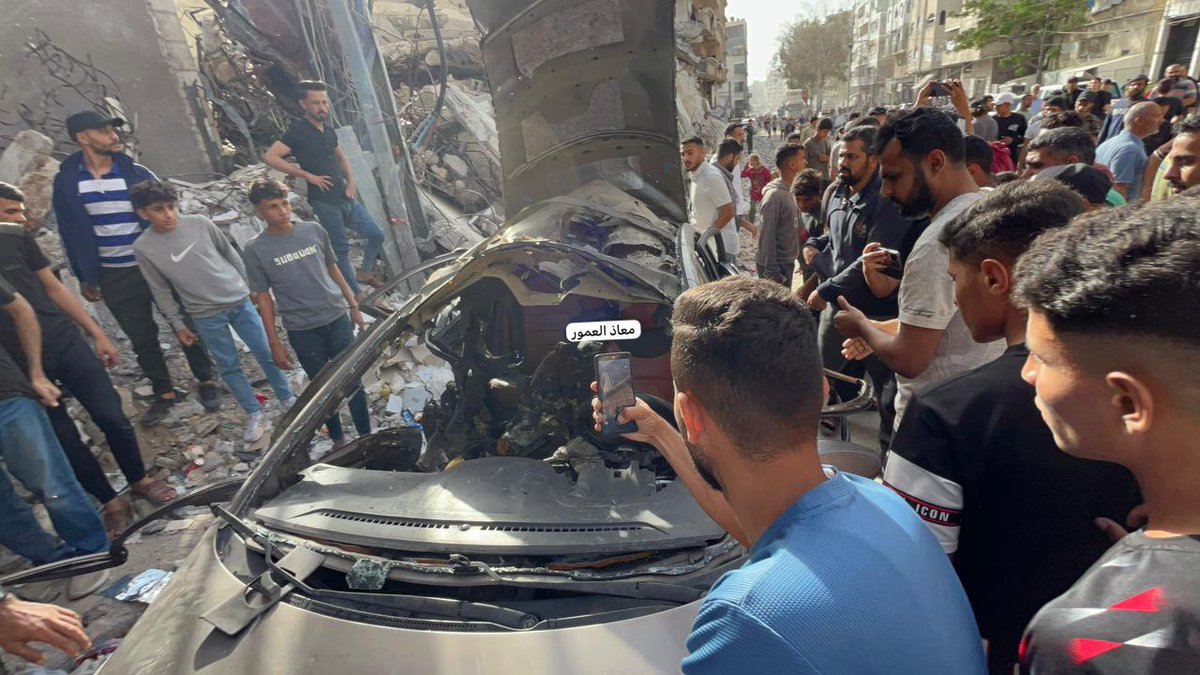 Hakeam's tweet photo. شهيد ومصابون بقصف الاحتلال مركبة محيط "برج فلسطين" في شارع الشهداء وسط مدينة غزة https://t.co/8Viwqzg38k