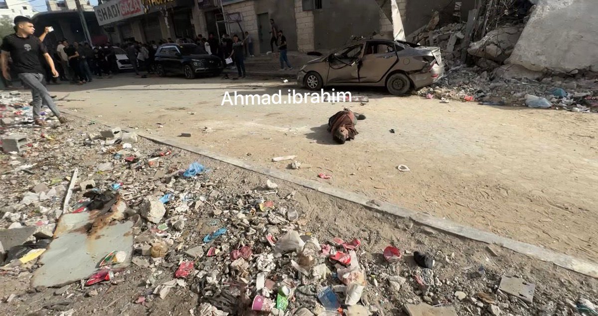 Hakeam's tweet photo. شهيد ومصابون بقصف الاحتلال مركبة محيط "برج فلسطين" في شارع الشهداء وسط مدينة غزة https://t.co/8Viwqzg38k