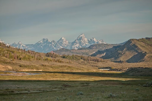 seejacksonhole's tweet photo. 1/2 Ready for an unforgettable adventure in Jackson Hole? Discover the best things to do, from private wildlife tours in Grand Teton to exhilarating family rafting trips on the Snake River. https://t.co/LGExnevLwh