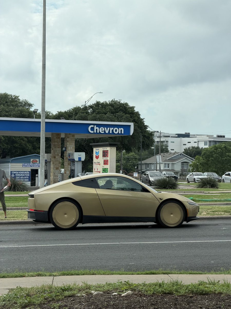 snow2go's tweet photo. cybercab sighting in Austin https://t.co/F7cC5wjWvR