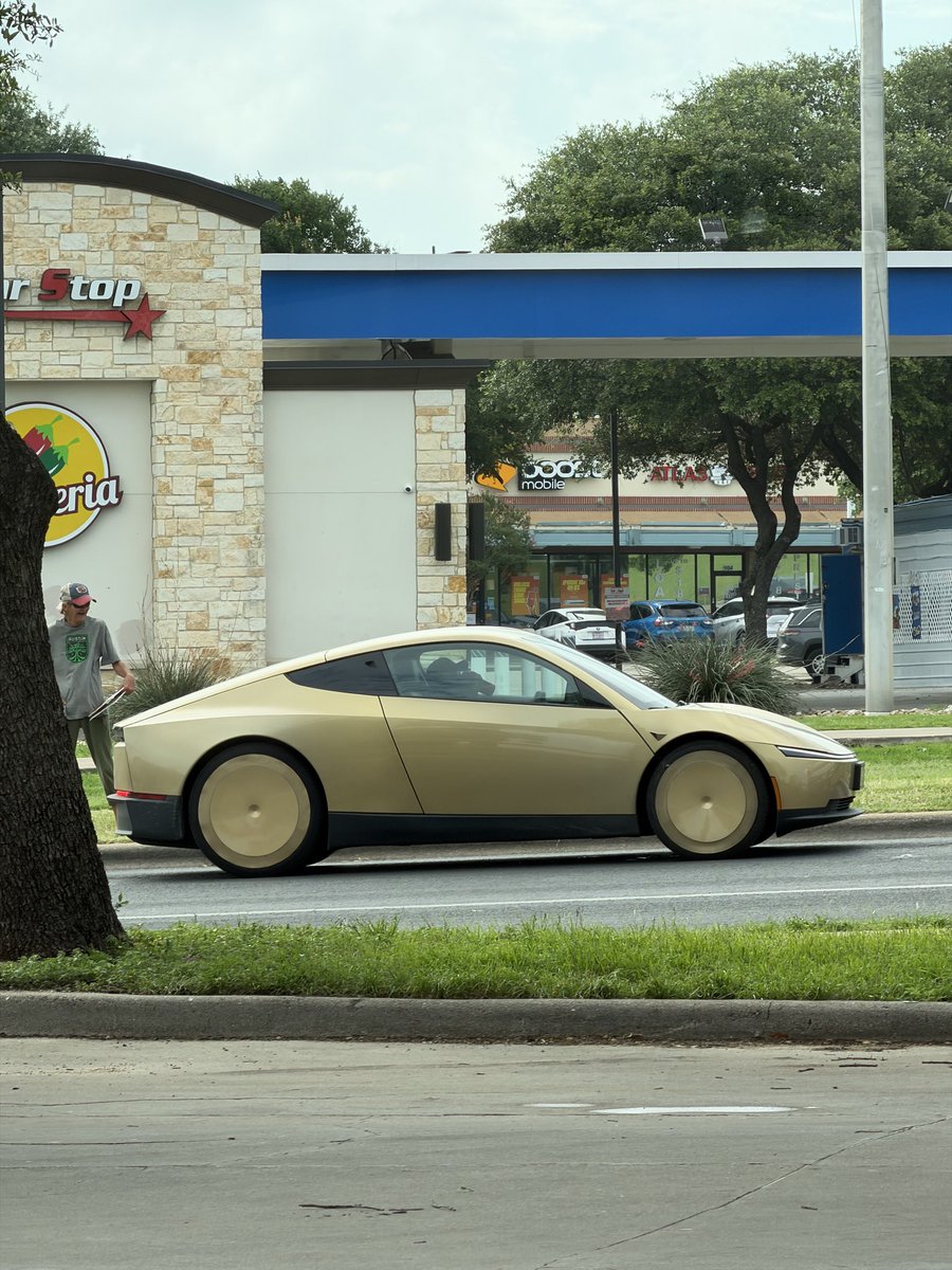 snow2go's tweet photo. cybercab sighting in Austin https://t.co/F7cC5wjWvR