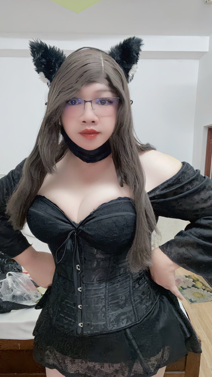 Light130586's tweet photo. Có anh nào tài trợ cho cái đầm mới ko? https://t.co/VUrJdDb5UY