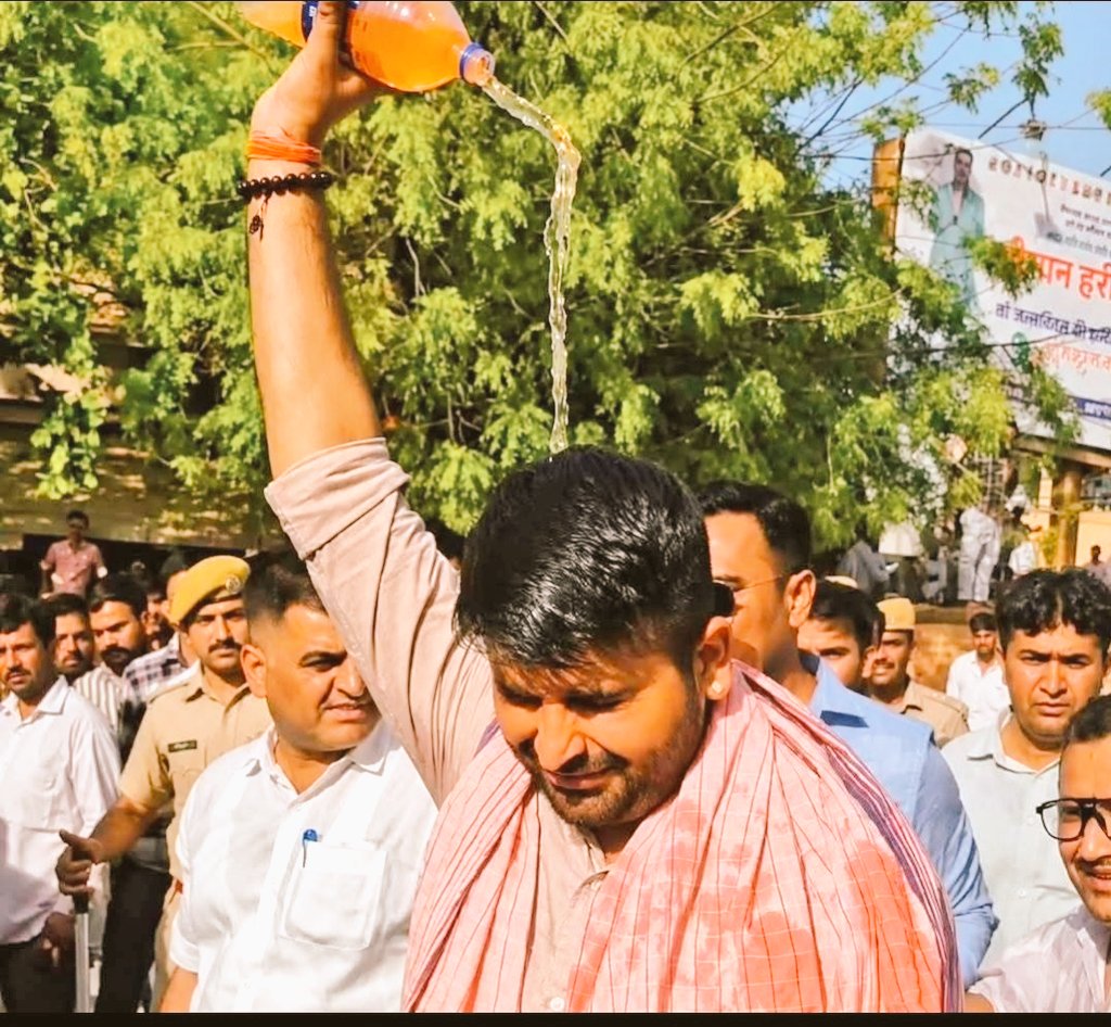 Jayrathore__'s tweet photo. मेरे लोग अकेले नहीं हैं,उनकी लड़ाई मेरी लड़ाई है
अपने ऊपर पेट्रोल डालकर दिया आंदोलन का प्रतीक संदेश
अपने लोगों के सम्मान और अधिकारों की लड़ाई में स्वयं को समर्पित करते हुए
जो अपने लोगों के लिए खुद जलने को तैयार हो इतिहास उसी के संघर्ष को याद रखता है
@RavindraBhati__
#गिरल_आंदोलन https://t.co/WInrA1y9xO