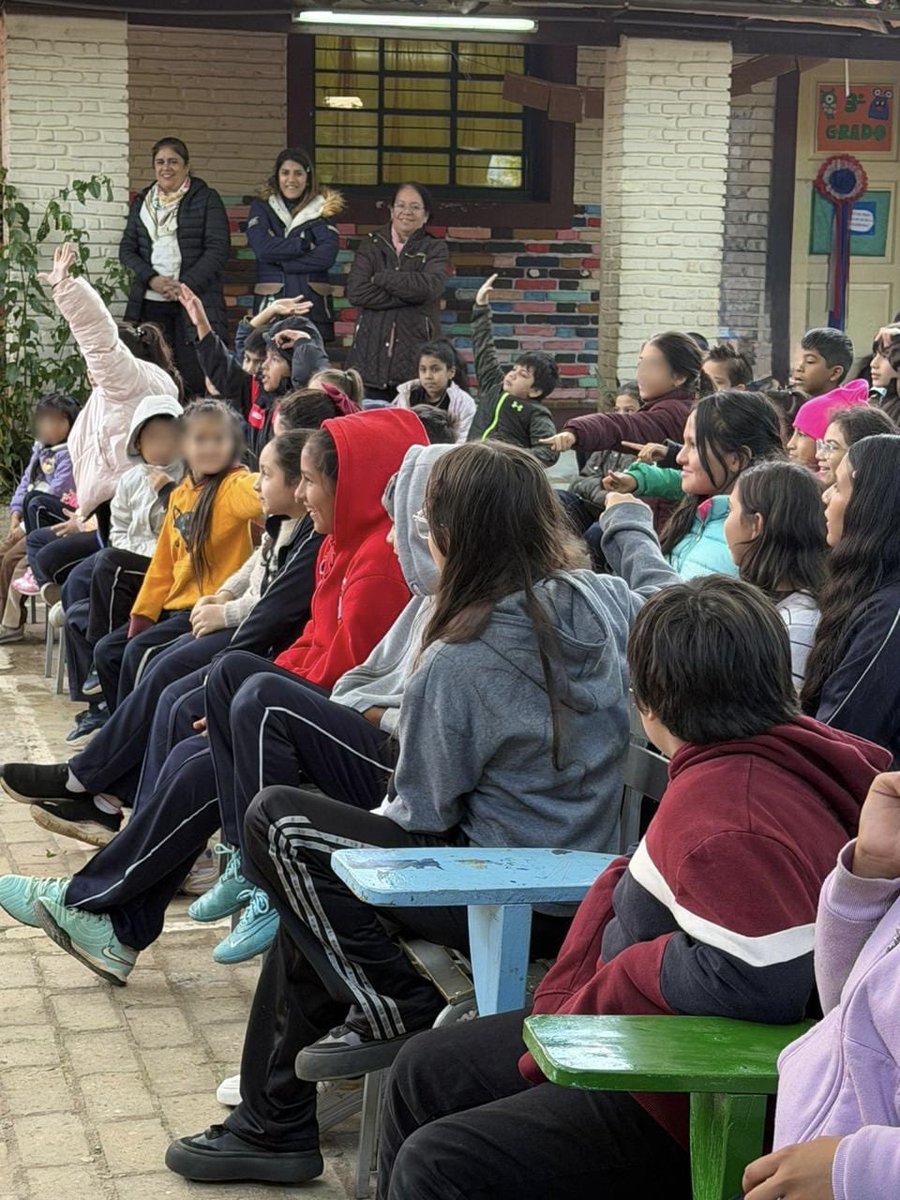 contraloriapy's tweet photo. ➡️En el marco de la actividad “Integridad y Compromiso Ciudadano”, esta mañana, el contralor general, Dr. @camilobenitez23, visitó la Escuela Básica N° 226 “Roberto Schaerer” de Asunción. 

📚Durante la jornada se entregaron revistas educativas y una charla dirigida a estudiantes sobre valores éticos, cuidado de los bienes públicos, participación ciudadana y el rol de la Contraloría General de la República.🇵🇾🔍