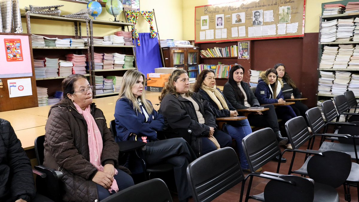 contraloriapy's tweet photo. ➡️En el marco de la actividad “Integridad y Compromiso Ciudadano”, esta mañana, el contralor general, Dr. @camilobenitez23, visitó la Escuela Básica N° 226 “Roberto Schaerer” de Asunción. 

📚Durante la jornada se entregaron revistas educativas y una charla dirigida a estudiantes sobre valores éticos, cuidado de los bienes públicos, participación ciudadana y el rol de la Contraloría General de la República.🇵🇾🔍