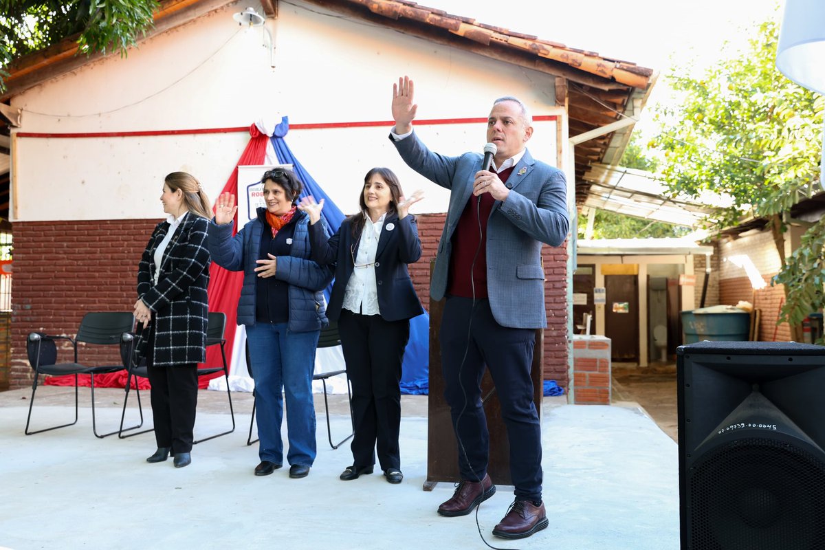 contraloriapy's tweet photo. ➡️En el marco de la actividad “Integridad y Compromiso Ciudadano”, esta mañana, el contralor general, Dr. @camilobenitez23, visitó la Escuela Básica N° 226 “Roberto Schaerer” de Asunción. 

📚Durante la jornada se entregaron revistas educativas y una charla dirigida a estudiantes sobre valores éticos, cuidado de los bienes públicos, participación ciudadana y el rol de la Contraloría General de la República.🇵🇾🔍