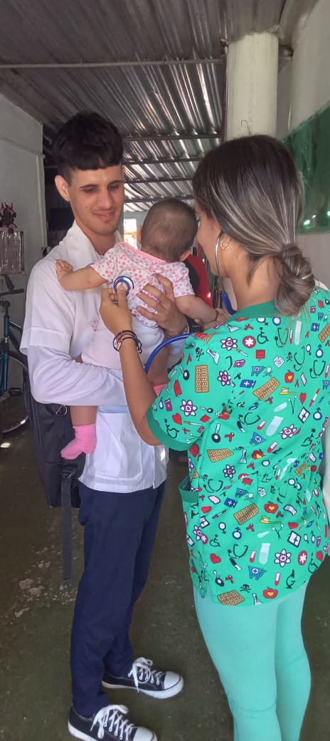 ucmvccu's tweet photo. 🩺🏠 19 de mayo | Día del Médico de Familia
La #UCMVC forma a estos profesionales desde la comunidad y en el terreno.
👩‍⚕️👨‍⚕️ Estudiantes que aprenden junto a sus pacientes, en el corazón de la Atención Primaria.

¡Gracias médicos de familia por su entrega y ejemplo! https://t.co/NUUEDr3LrB