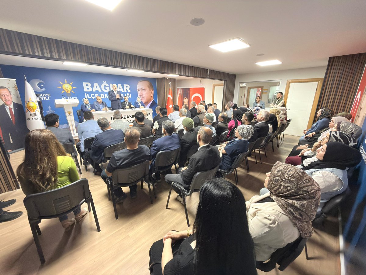 omer_iler's tweet photo. 📍AK Parti Bağlar İlçe Başkanlığı 

İl Başkan Yardımcılarımız Sayın Mehmet Dilek, Sayın Davut Arzu, Sayın Fadıl Karaer, İlçe Koordinatörümüz Sayın Necla Özbek Kaya, İlçe Başkanımız Sayın Ferit Avcıkıran, İlçe Kadın Kolları Başkanımız Sayın Sayime Donar Erbek, İlçe Yönetim Kurulu üyelerimiz ve kıymetli merkez Mahalle Başkanlarımızla istişare toplantımızı gerçekleştirdik.

Mahalle başkanlarımızdan gelen kıymetli geri bildirimleri dinleyerek, sahadaki ihtiyaçları ve hemşehrilerimizin beklentilerini detaylı şekilde değerlendirdik. Mahalle başkanlarımız; vatandaşlarımızla teşkilatımız arasında gönül köprüsü kuran, her zaman halkın içinde olan ve mahallelerimizin nabzını en doğru şekilde tutan en önemli yapı taşlarımızdır. Hemşehrilerimizle kurdukları samimi bağ, birlik ve beraberliğimizin güçlenmesine büyük katkı sağlamaktadır. 

Bizler de bu güçlü iletişim ve istişare kültürüyle, önümüzdeki süreçte çalışmalarımızı daha verimli ve daha kapsayıcı şekilde sürdürmeye kararlılıkla devam edeceğiz.
@abuyukgumus 
@AKGMTeskilat 
#AKParti #Diyarbakır #TürkiyeYüzyılı
#HizmetSiyaseti