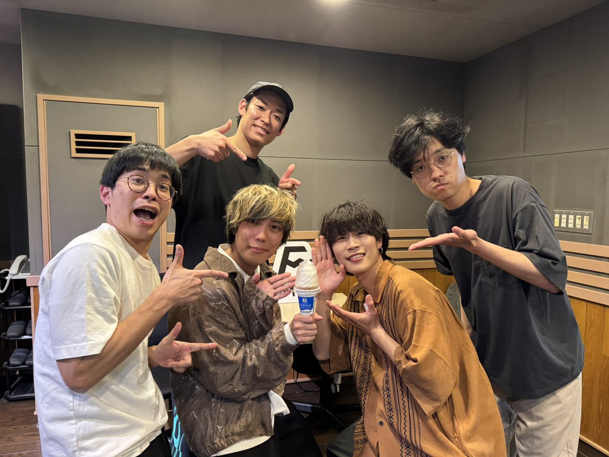 fmfujiaoiro1gou's tweet photo. 今週の #フニャフニャ伝説 は…

🏴‍☠️ドラゴンから青色1号へ愛のある本気ダメ出し👆

🏴‍☠️ライブ終わりのこっちゃん(リモート)は少しかかってた🔥

🏴‍☠️今回の冒険者(ゲスト)は…#パーカーズ から、#豊田賢一郎 さん、#タクオ さんが登場🎤後輩芸人っぽいトークを披露🍨
@perker_s @TOYODA___VO @aqua2pt https://t.co/S2PBmCiAFH