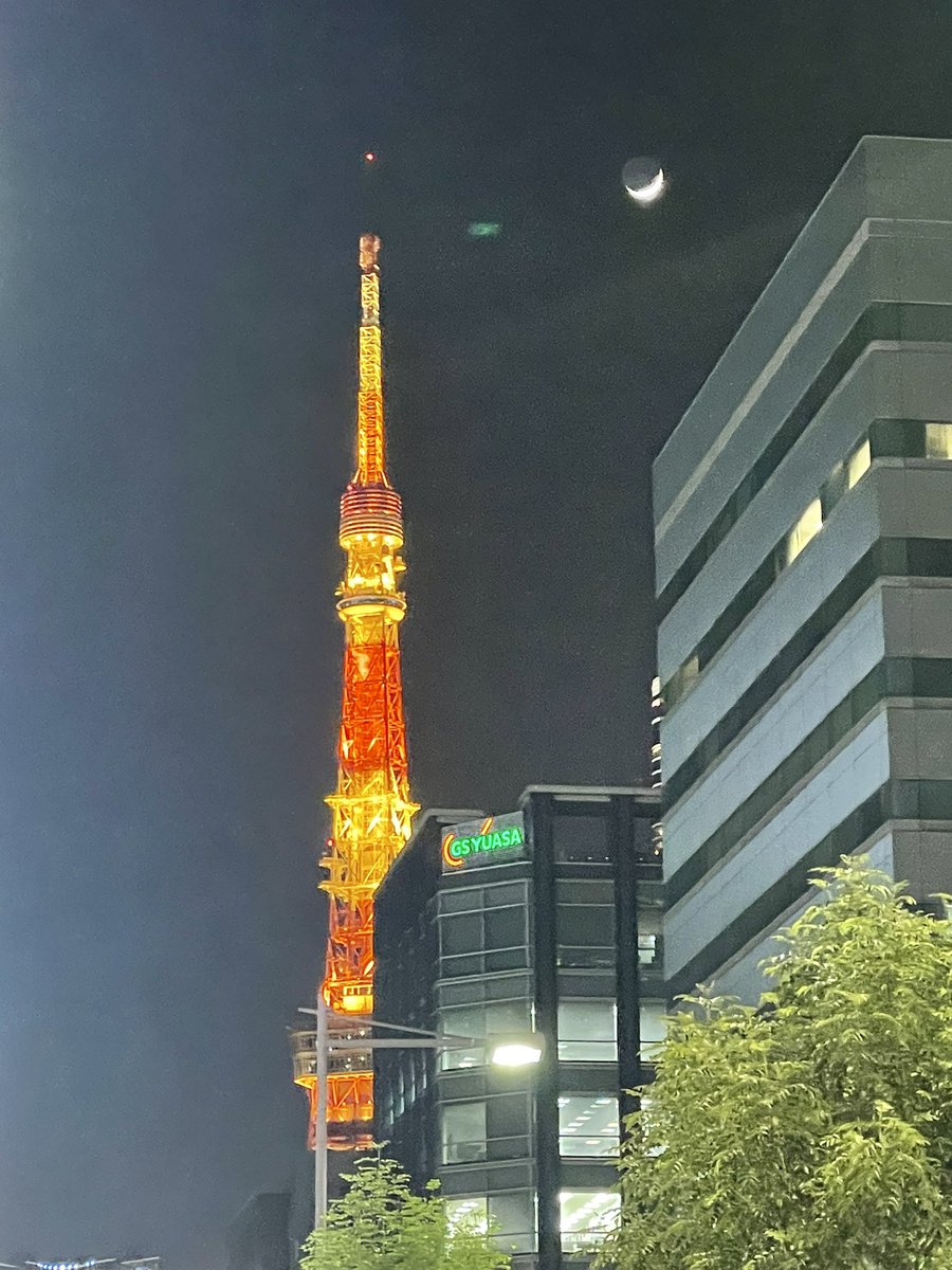 miyu_ZeroFro's tweet photo. 振り固めリハは終わったら身体の疲労度が段違い！
細かい立ち位置(外足1より内側とか)やステップでの移動、1回のジャンプで2m立ち位置横移動とか(これホントやばい笑)
でも楽しいんです😊
ダンスは一生追求しながら楽しめる最高の趣味です💗
今日のリハの場所からこれが見えてうっかり写真撮った笑 https://t.co/yF6OE6iD19