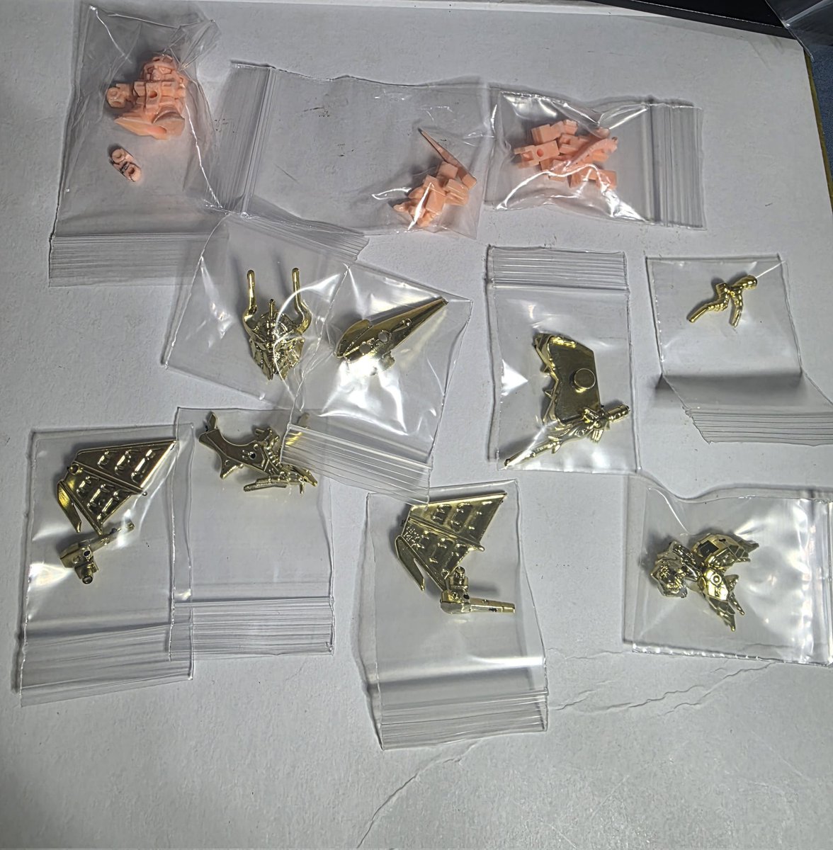 edgar17ch's tweet photo. ガン消しトレードゆる募集に提供品追加
ザウラーウイングガンドラゴン（パーツ揃い美品）、SDR抽プレ切り済み、一部ピン曲がり、復刻ガン消しの工場ランナー。
希望：白彩色四代目(小)、外伝ベストコレクション青クリアA、Bセット
東京、名古屋、大阪手渡し可能です、
日程、レートの相談は気軽にDMください。
#SDガンダム
#ガン消し
#ガン消しトレード