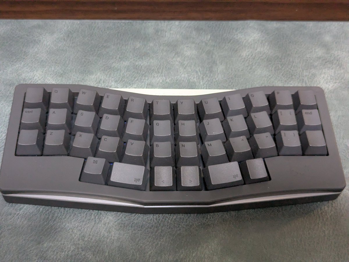 Walter_8300's tweet photo. 30%キーボードに手を出してみたものの、「これは人類にはまだ早い…」となったので、前作のAlice風オーソリニアをブラッシュアップ。

40%化 ＋ MXスイッチ対応版を作ってみました。コンパクトさと実用性のちょうどいい落としどころを探っています。 https://t.co/vxDVMJZQgj