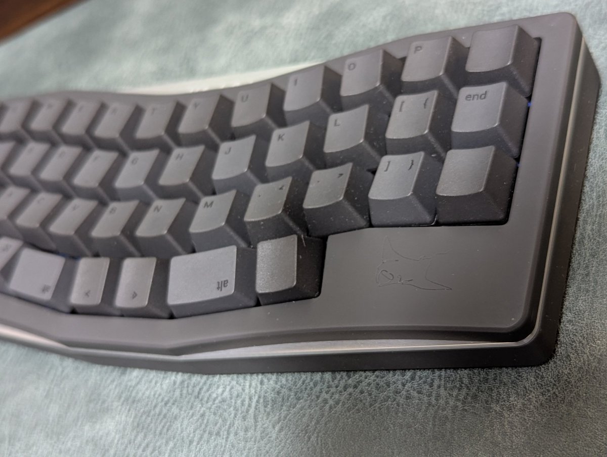 Walter_8300's tweet photo. 30%キーボードに手を出してみたものの、「これは人類にはまだ早い…」となったので、前作のAlice風オーソリニアをブラッシュアップ。

40%化 ＋ MXスイッチ対応版を作ってみました。コンパクトさと実用性のちょうどいい落としどころを探っています。 https://t.co/vxDVMJZQgj
