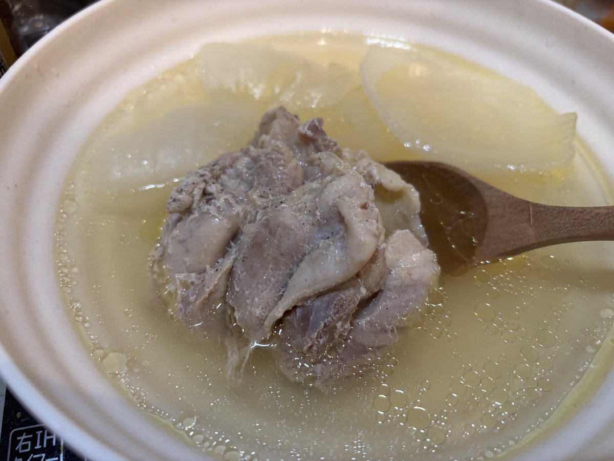 kitachris1328's tweet photo. 最近回ってきた玉ねぎと鶏もも炊飯器に入れるだけのやつ作ったらバグレベルに美味いスープ出来て草
毎日これでええ https://t.co/iuvTHtLYvS