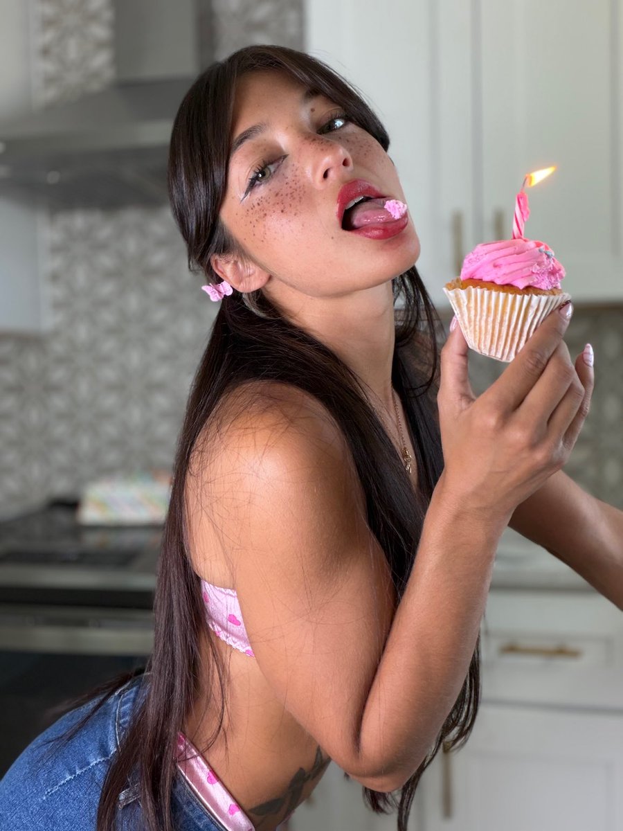 daniellebarnaa's tweet photo. Guess how old I turned 🥳🧁 https://t.co/E6aowSgac0